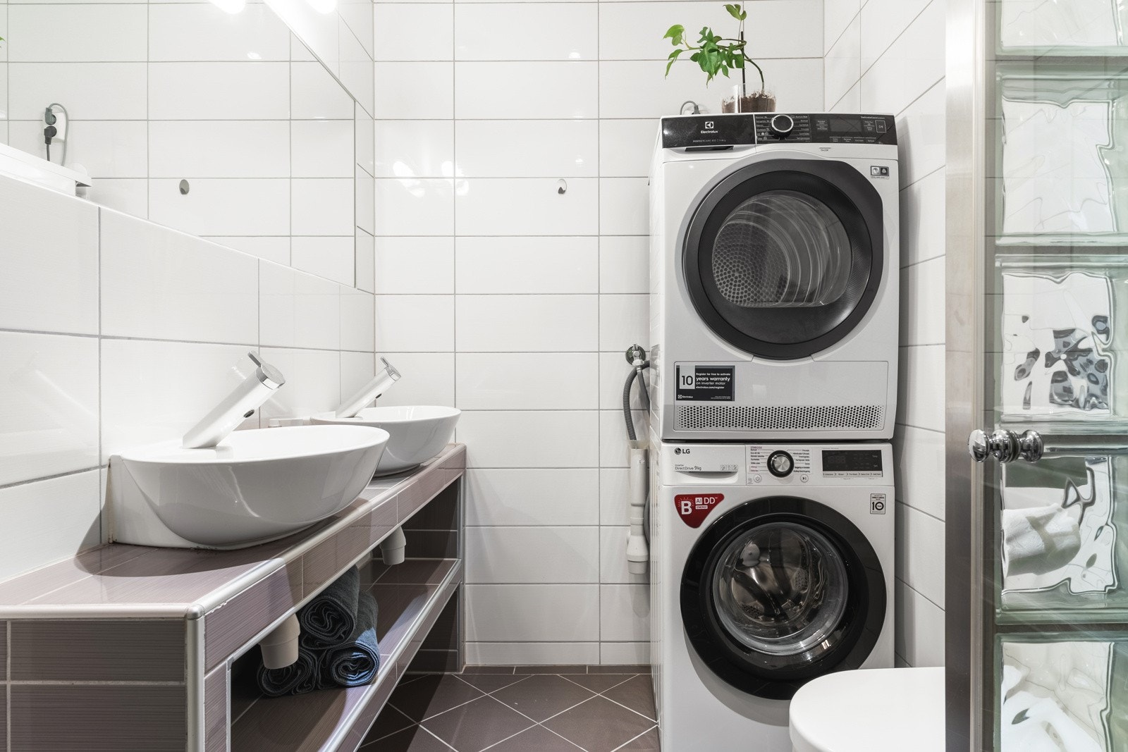 Badet er helfliset og har en slett malt himling med innfelte downlights i himling og vannbåren gulvvarme. Galleribilde