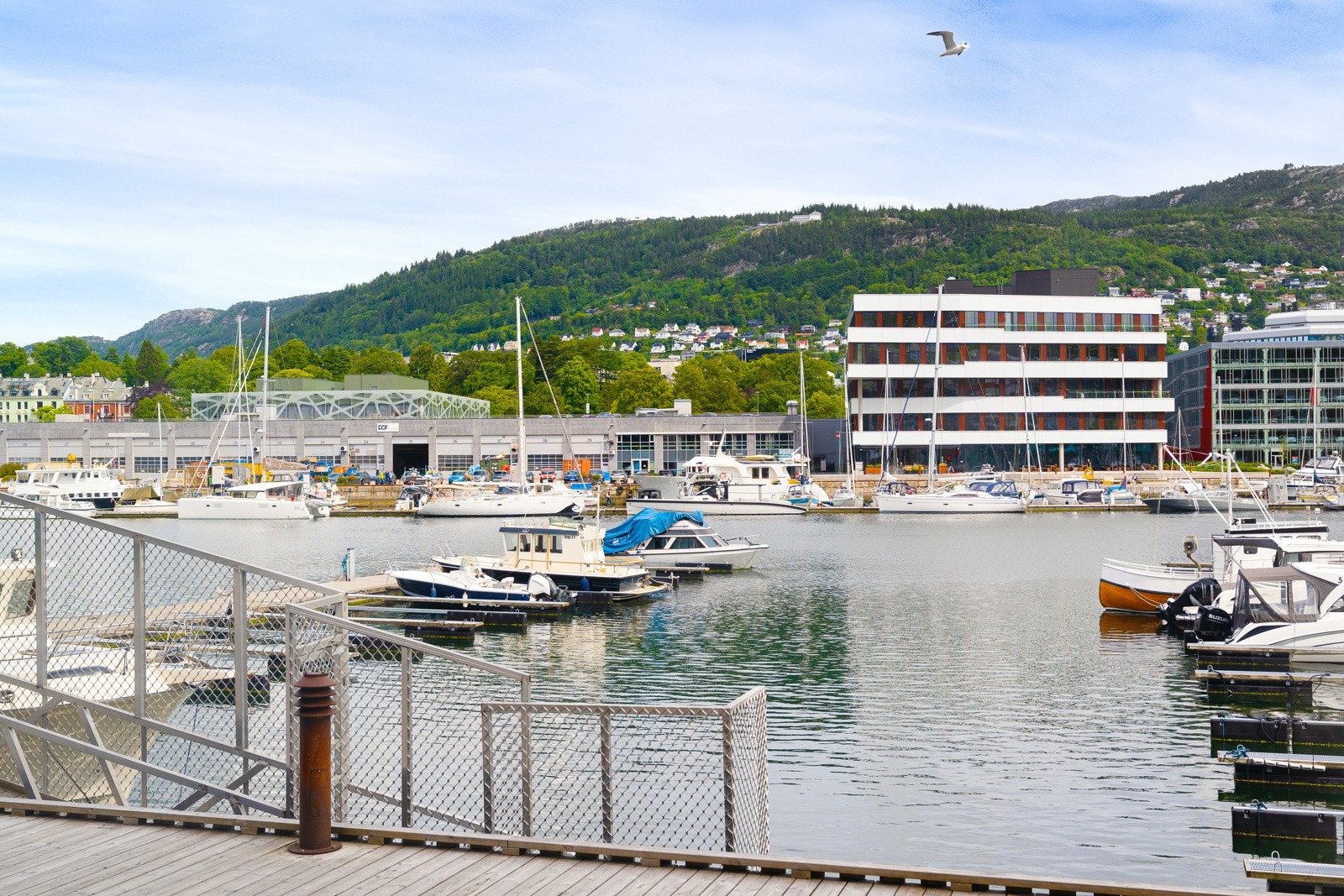 Her bor du helt i sjøkanten med en fantastisk uteplass! Dette er virkelig en sjelden mulighet. Galleribilde