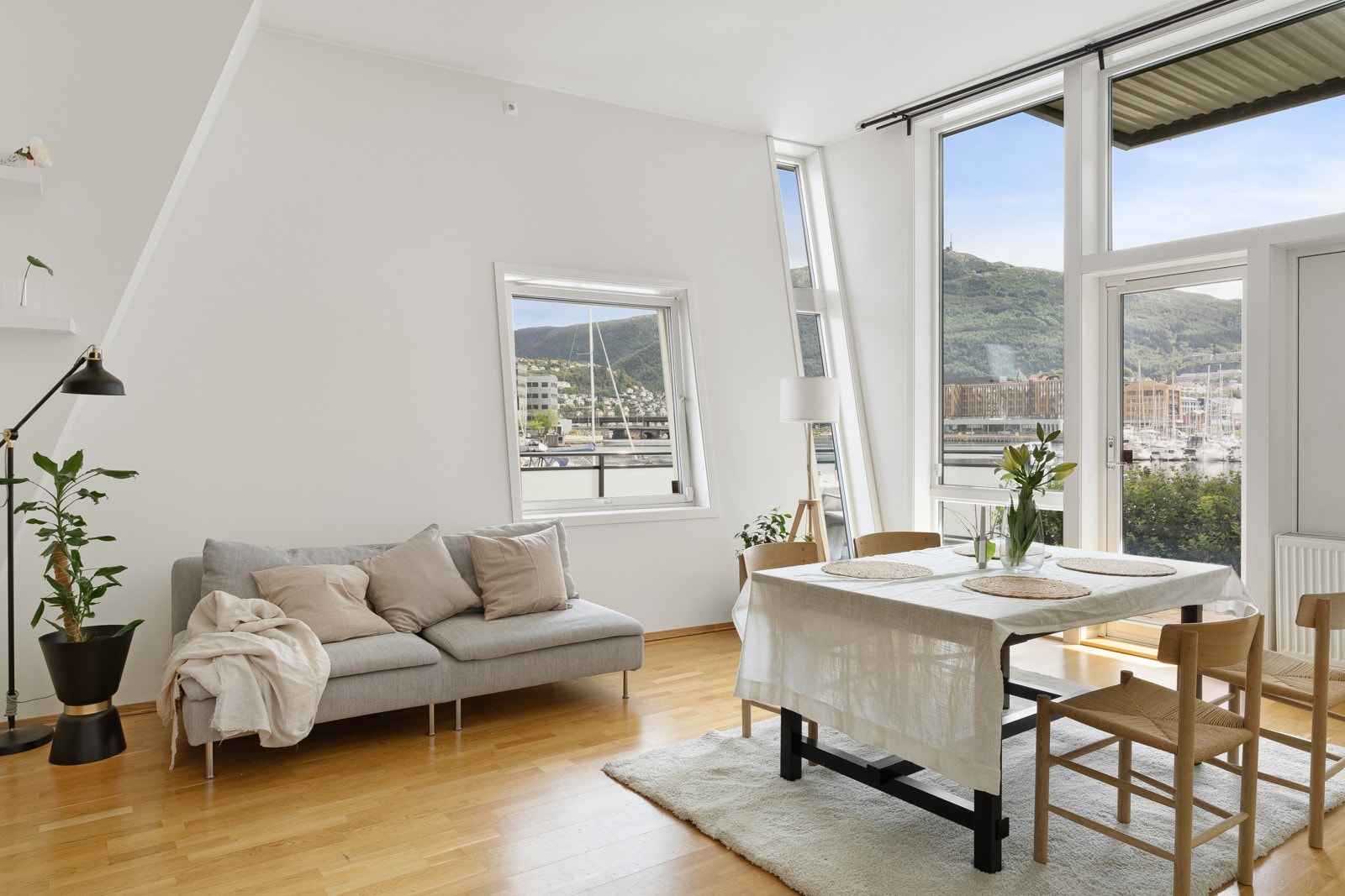 Stuen er arkitektonisk utformet og har rikelig med naturlig lys fra de store vindusflatene som går ut mot sjøen. Galleribilde