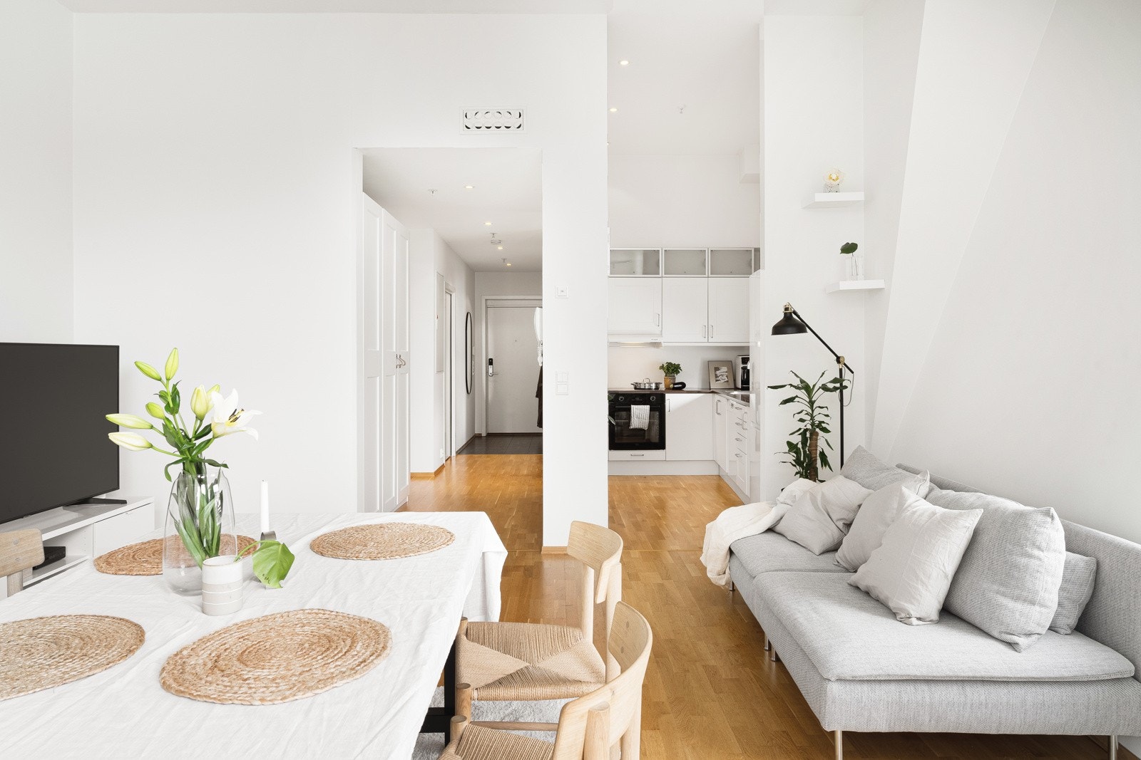 Stuen i seg selv er på 27 kvm. Her er det god plass til å innrede med både sofa- og spisegruppe. Galleribilde