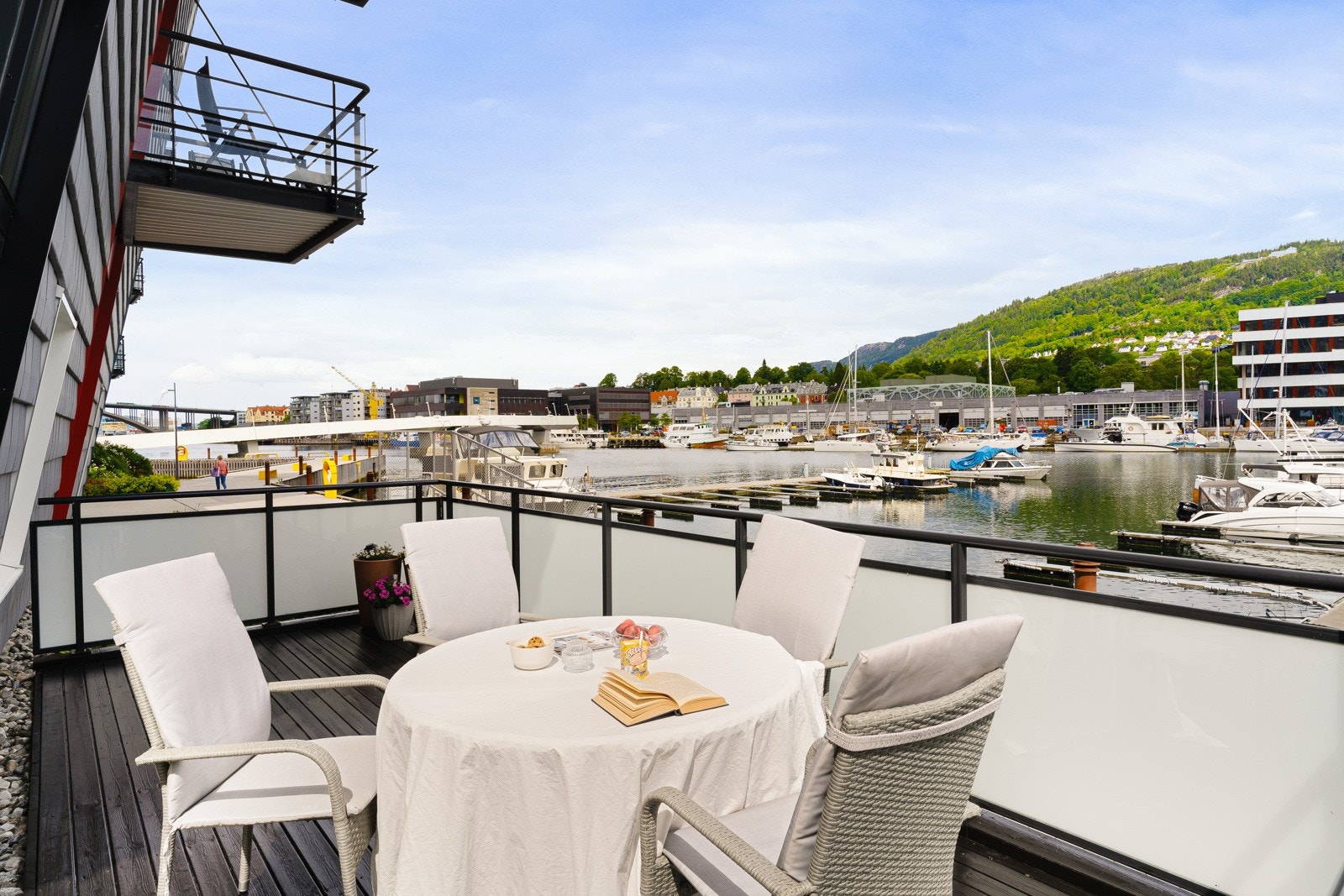 Uteplassen er en fin forlengelse av stuen og blir et ekstra oppholdsrom når solen skinner i Bergen. Galleribilde