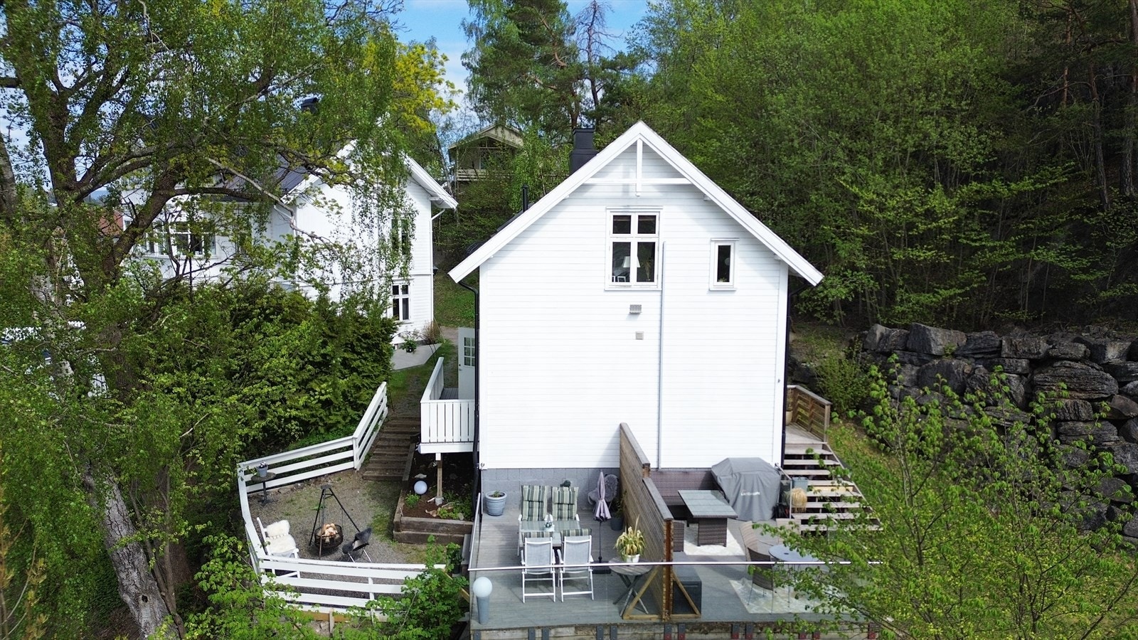 Fint opparbeidet uteplass med hage og terrasse med gode sol- og utsiktsforhold. Galleribilde
