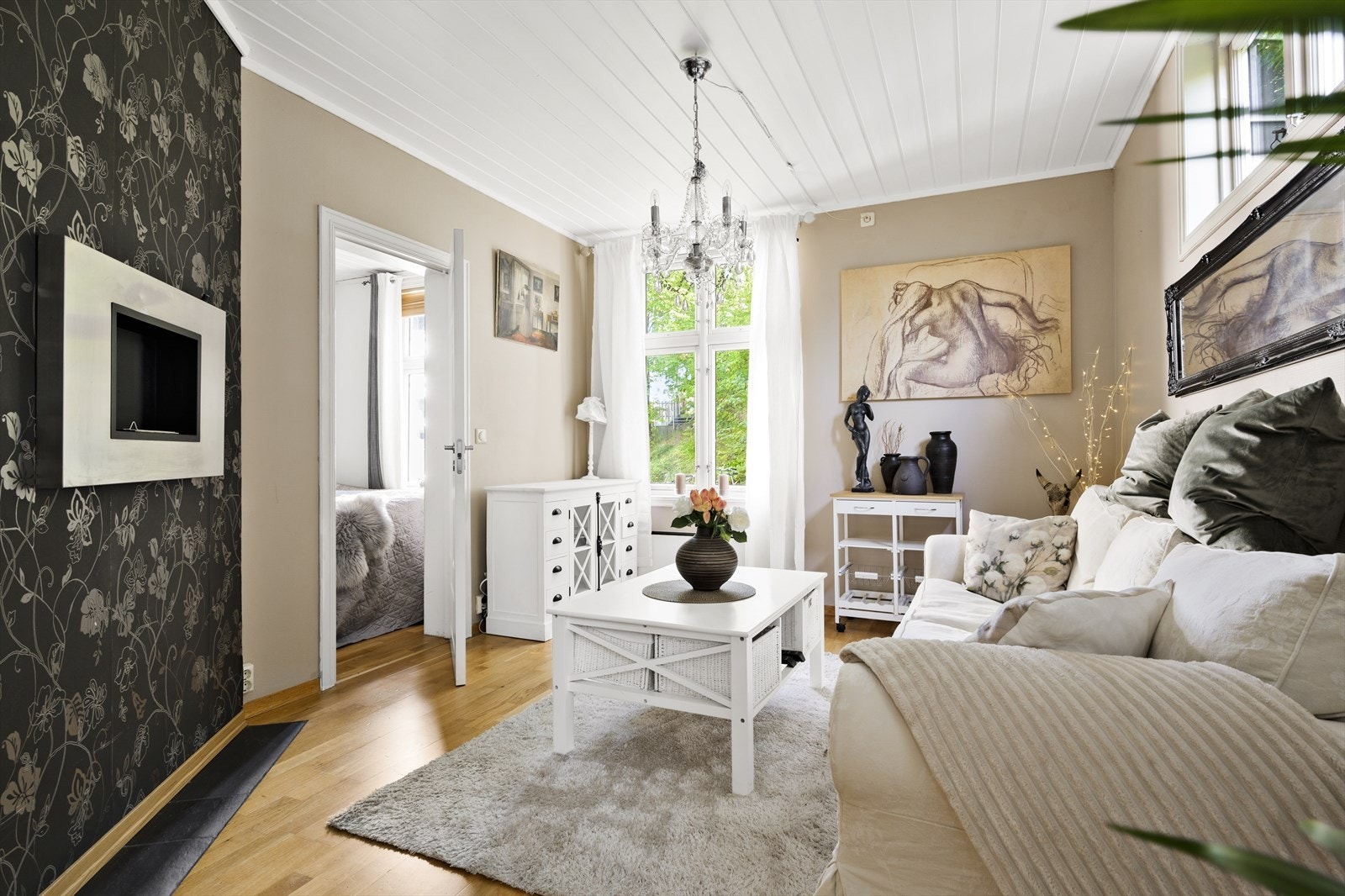 Lys og trivelig stue i åpen løsning med kjøkkenet. Stuen er malt i pene og tidsriktige fargetoner komplimentert med flott trestavs parkett på gulv. Galleribilde