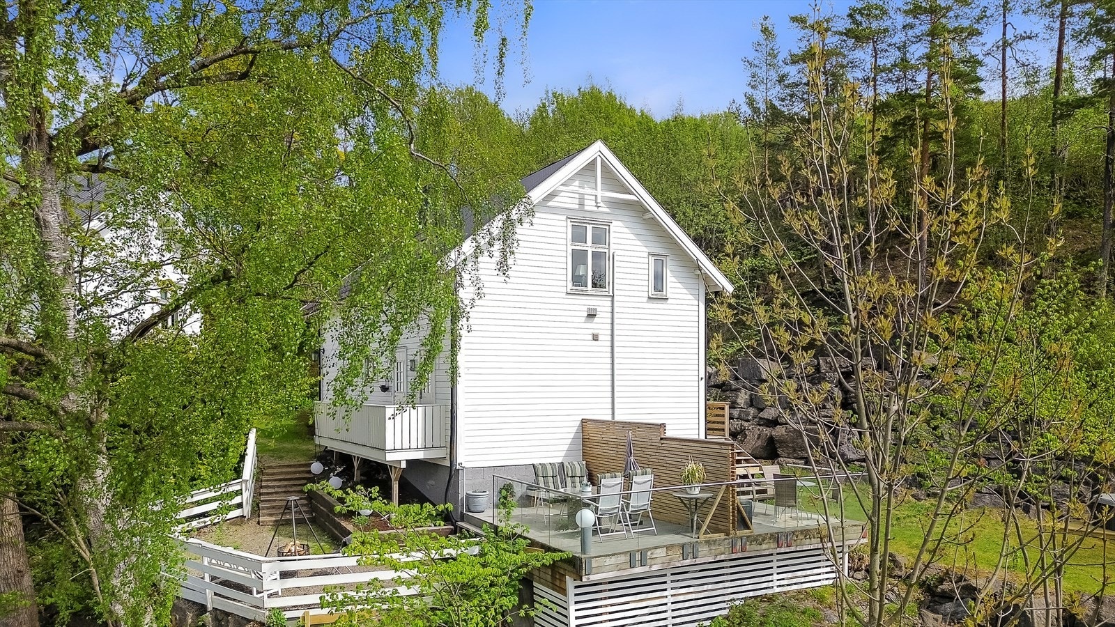 Stor felles treterrasse på boligens nord- og vestvendte side. Galleribilde