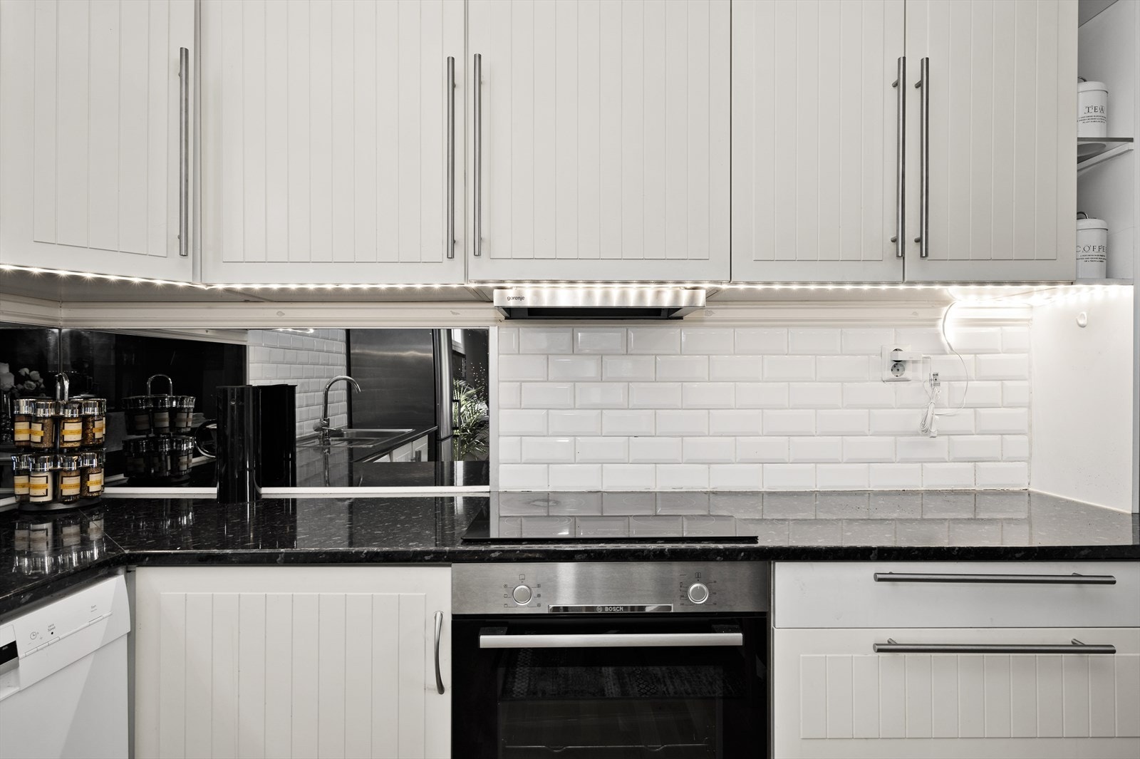 Det er integrert induksjonstopp og stekeovn, og det er plass til frittstående oppvaskmaskin og kjøle-/fryseskap. Over induksjonstopp er det kjøkkenventilator med avtrekk gjennom yttervegg. Galleribilde