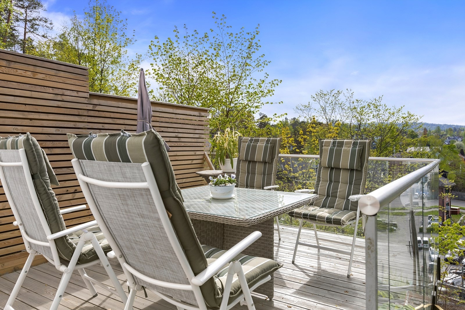 Det er skillevegg i trekonstruksjon mot naboens del, og her er det plass til trivelige utemøbler. Galleribilde