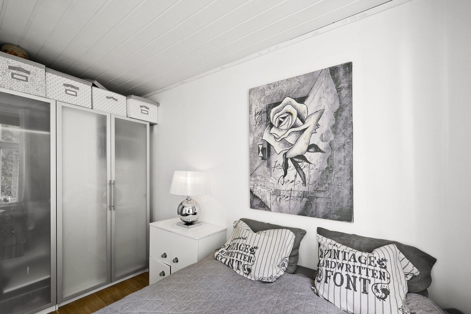 Det er også god plass til et garderobeskap. Galleribilde