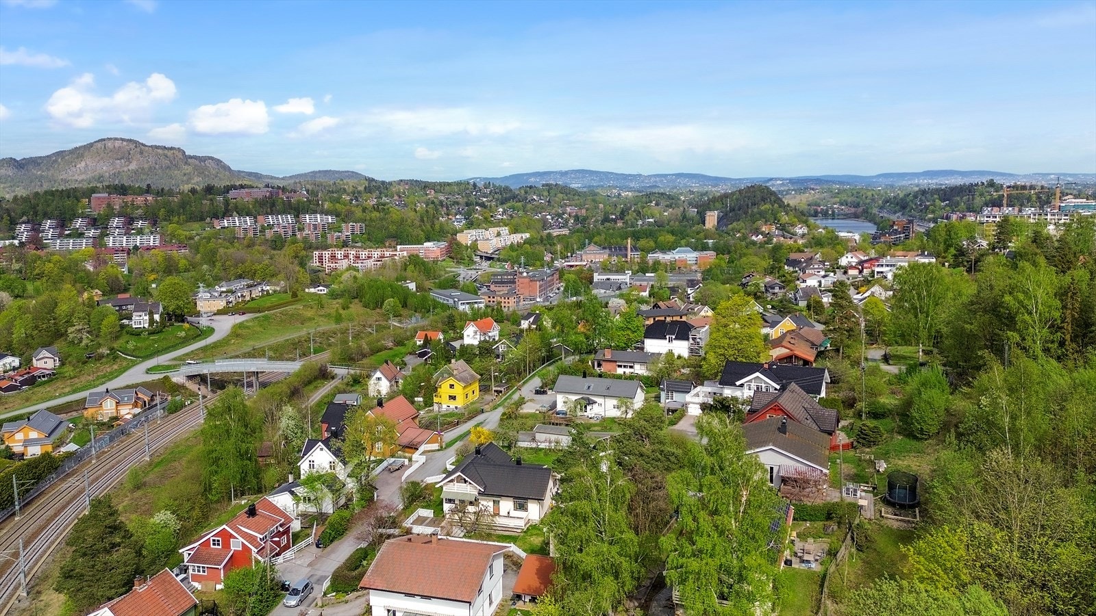 Fra boligen er det gangavstand til barnehager, barneskole og ungdomsskole. Umiddelbar nærhet til dagligvarebutikk og Sandvika sentrum med et godt servicetilbud, bibliotek, kino, kulturhus etc. Galleribilde