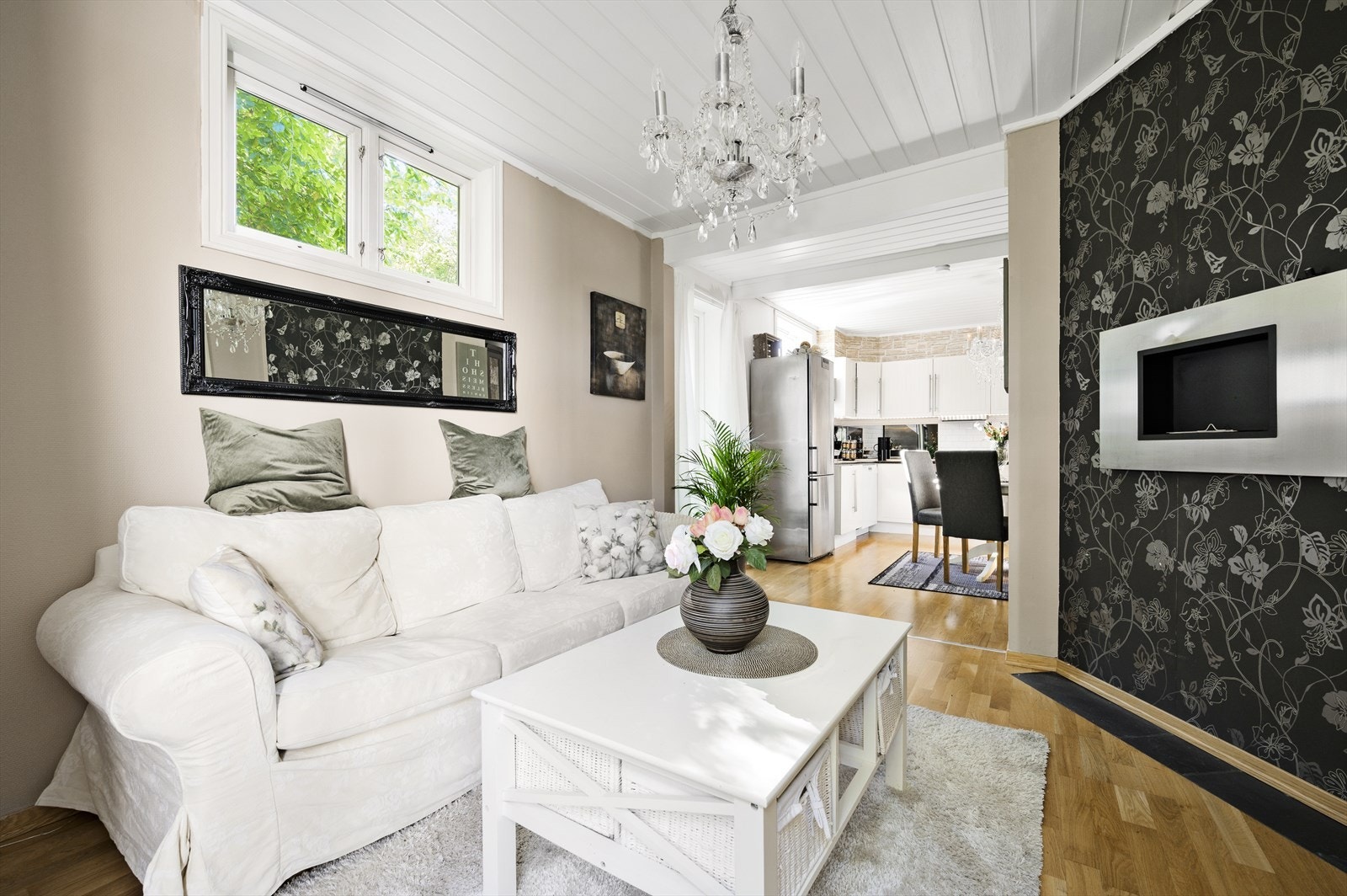 Den gode takhøyden og vindusflatene fra flere sider gir en god romfølelse. Stuen er enkel å møblere med plass til sofaseksjon, mediemøblement og øvrige møbler. Det er satt inn en dekorativ biopeis i stuen. Galleribilde