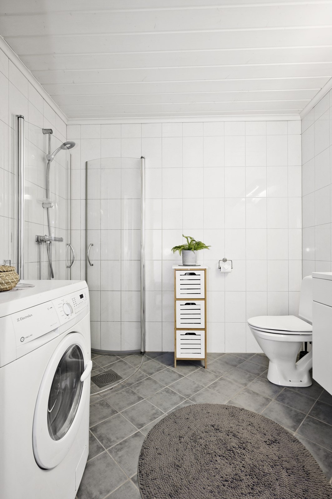 Det er opplegg for og plass til vaskemaskin. Badet har elektrisk avtrekksvifte på yttervegg. Galleribilde