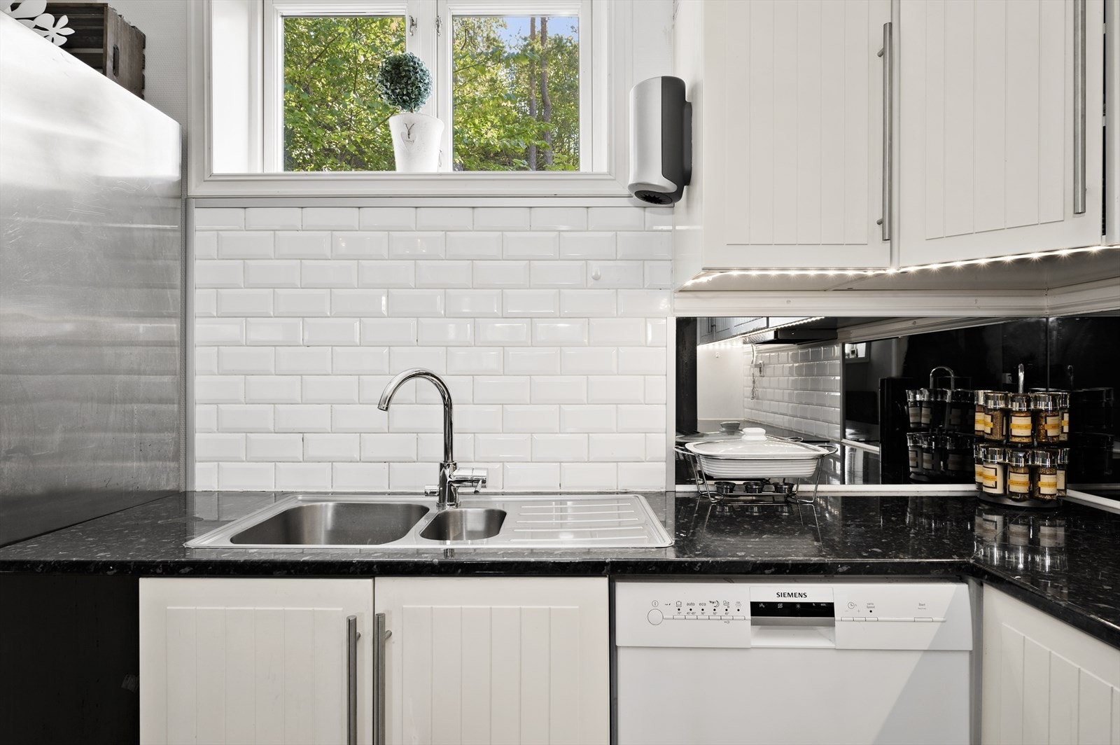 I følge eier er ny benkeplate, induksjonstopp og ventilator fra 2012, og ny stekeovn fra 2021. Galleribilde