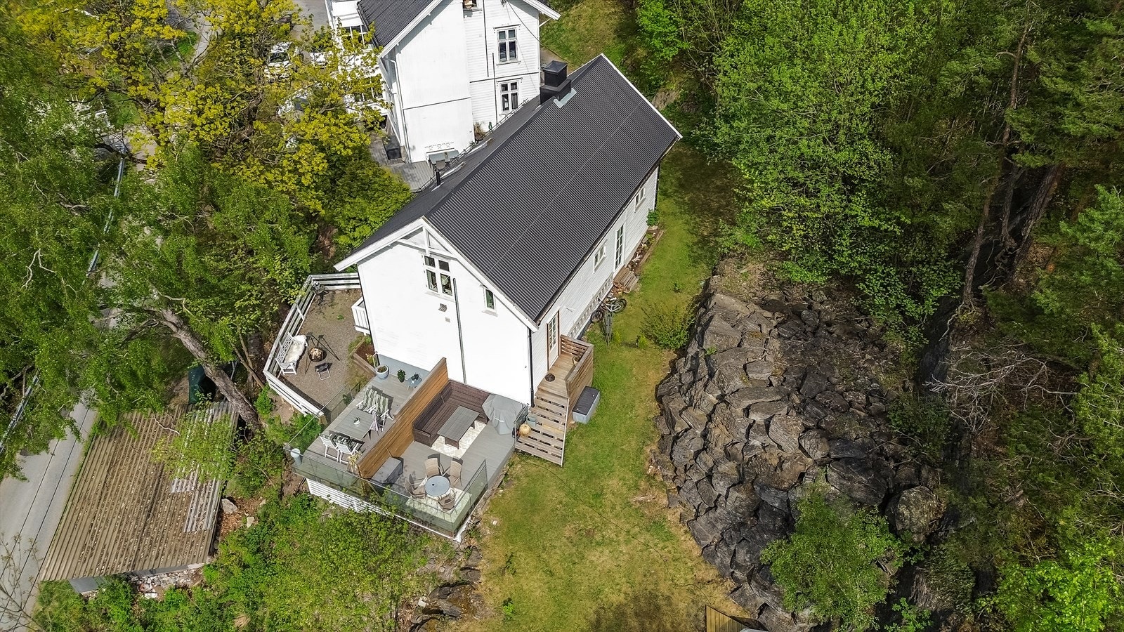 Det er også nærhet til flotte rekreasjonsområder ved Oslofjorden, kort avstand til Kadettangen med flotte bade- og fritidsmuligheter, og fine turområder i Vestmarka. Galleribilde