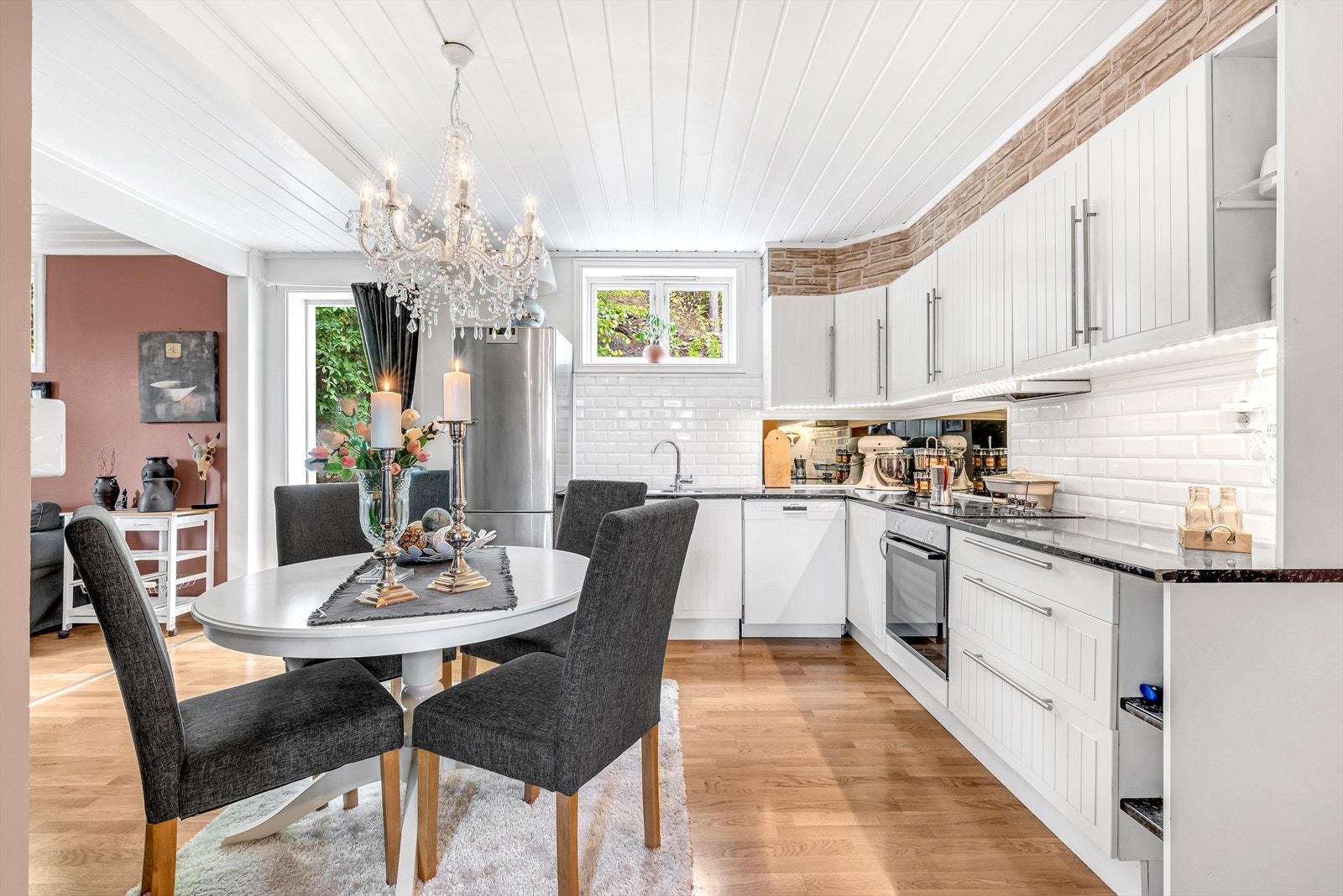 Lekkert kjøkken godt utnyttet med mye skap- og benkeplass. Kjøkkenet har plass til en trivelig spisegruppe, og med den åpne løsningen mot stuen er dette et sosialt og hyggelig oppholdsrom. Galleribilde