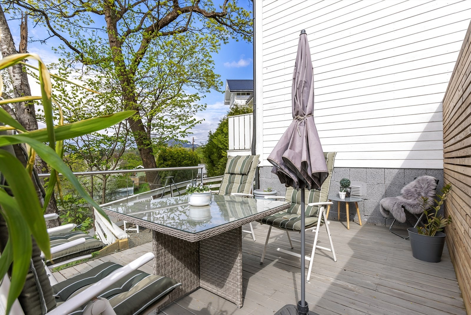 Leiligheten disponerer en del av felles nord- og vestvendt terrasse. Terrassedelen er på ca. 15 m². Galleribilde