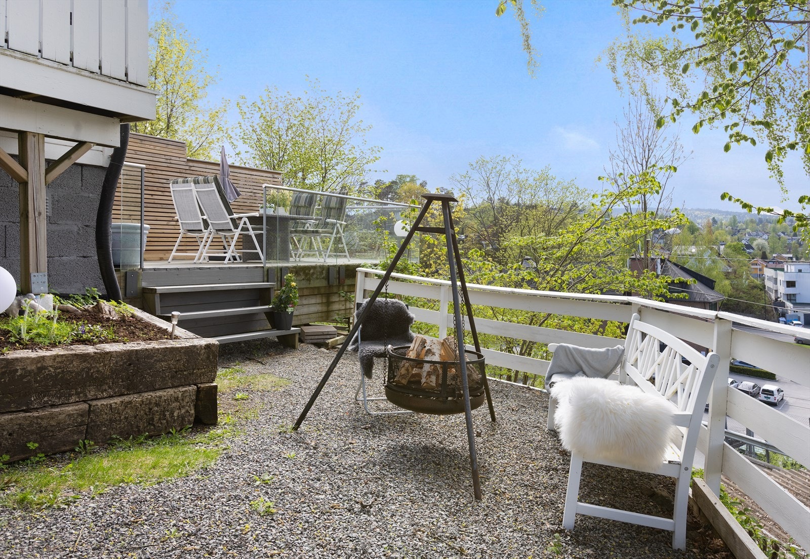 Her går det trapper opp til terrassen. Galleribilde