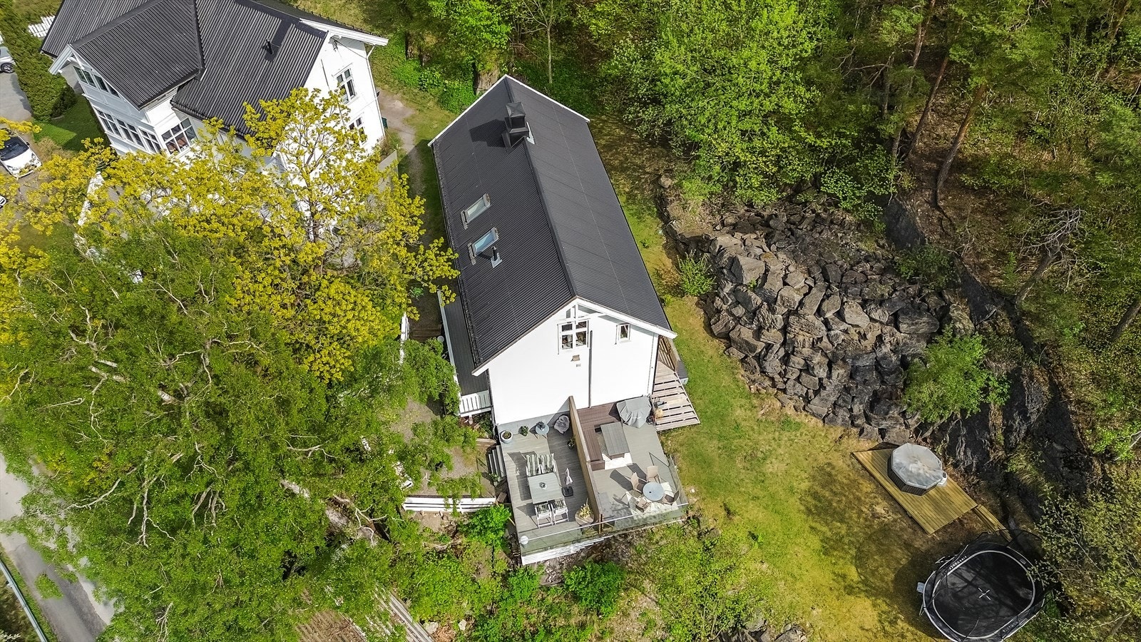 Fra boligen er det kort gange til kollektivtransport ved Slependen stasjon med hyppige avganger ned til Sandvika og Oslo sentrum med buss eller tog. Galleribilde