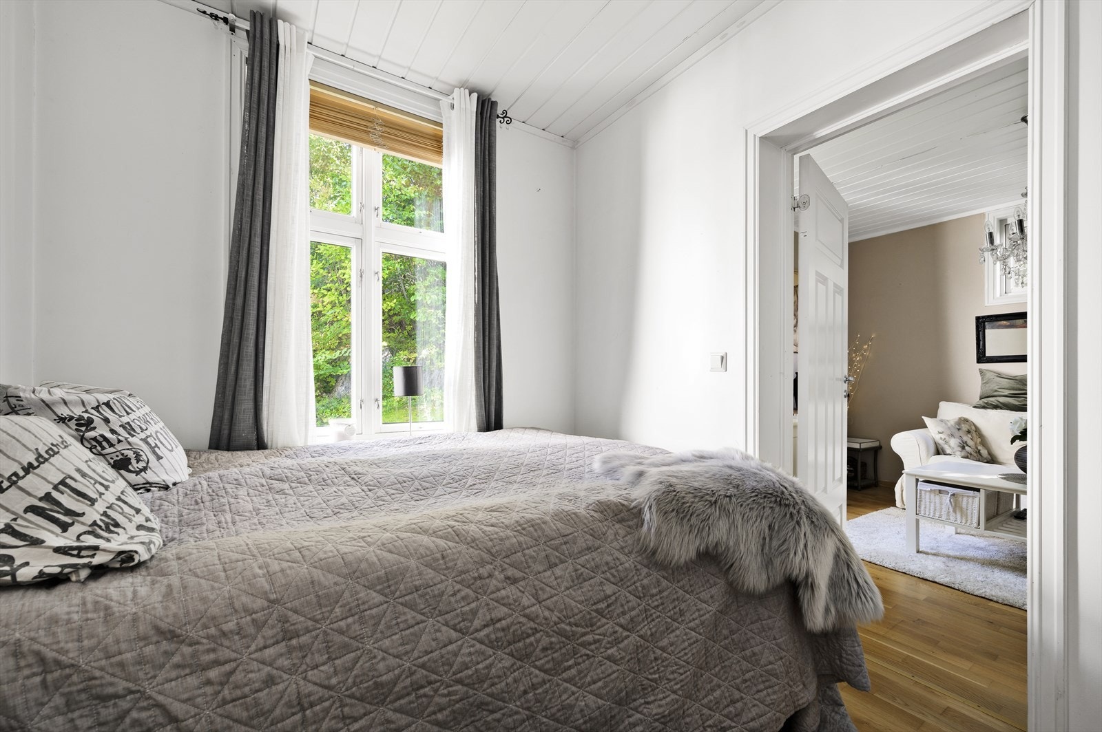 Leiligheten har ett trivelig soverom med plass for seng og tilhørende nattbord. Galleribilde