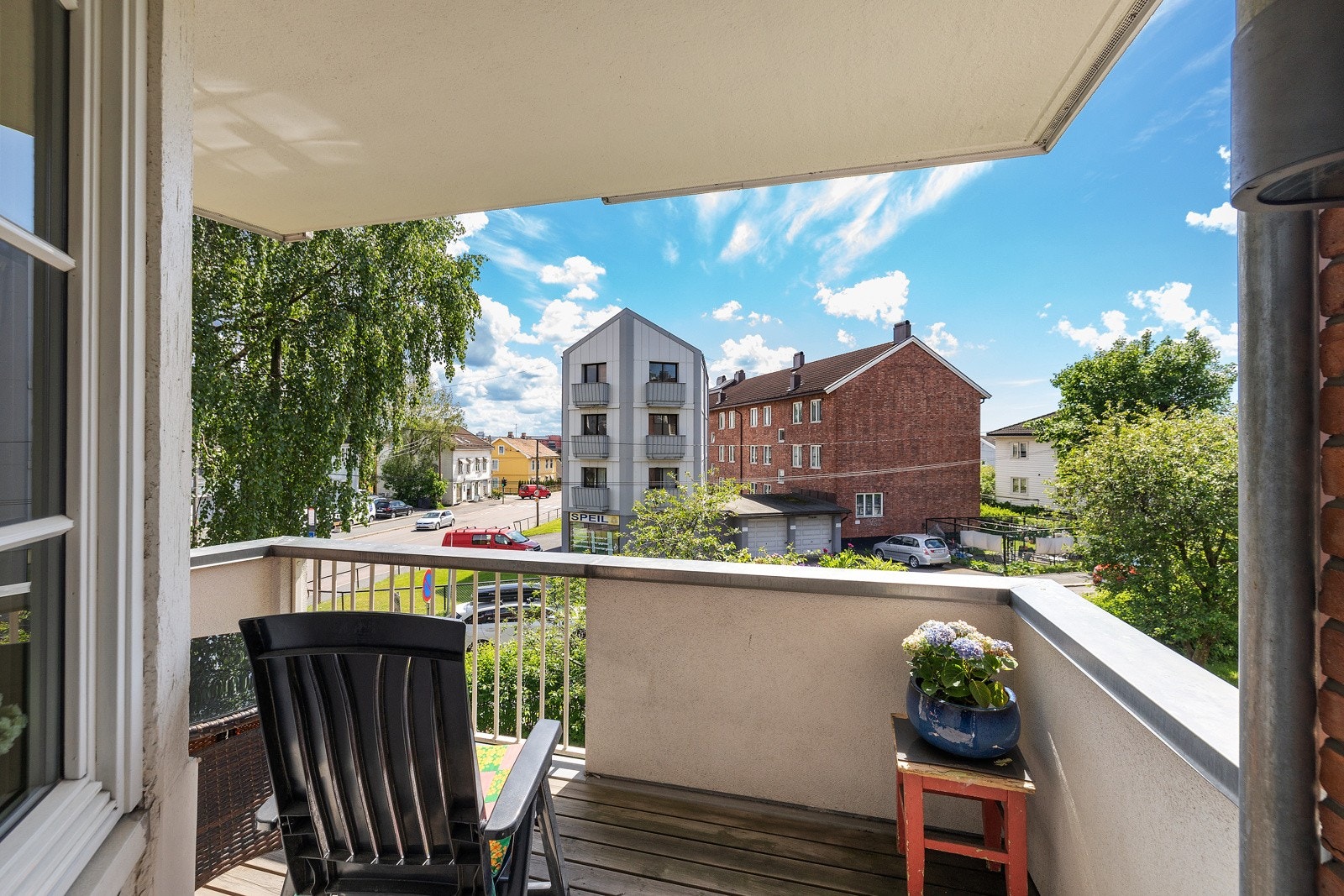 Balkongen i etasjen over danner et lunt overbygg slik at man også kan nyte de fine, lyse sommerkveldene ute. Galleribilde