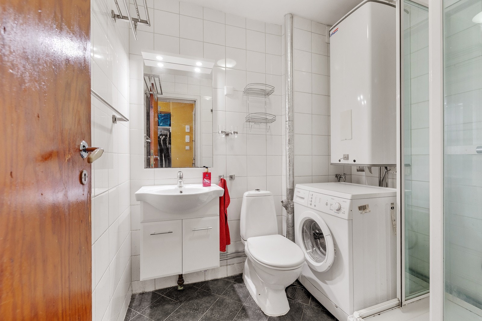 Badet ble pusset opp i 2011 og har en klassisk stil med flislagte overflater og gulvvarme. Galleribilde