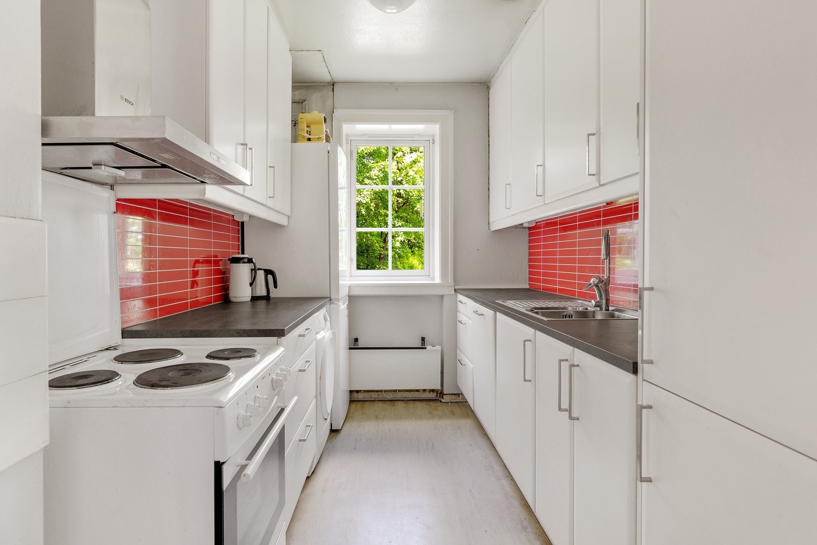 Kjøkkeninnredningen var ny i 2022. En oppvaskmaskin er integrert i innredningen og det er plass til tørketrommel. Galleribilde