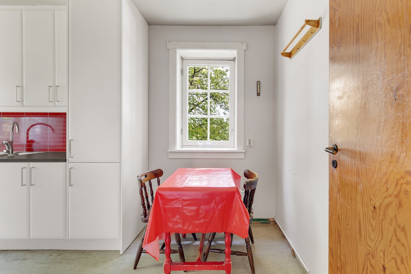 På kjøkkenet er det en hyggelig frokostplass til to. Galleribilde