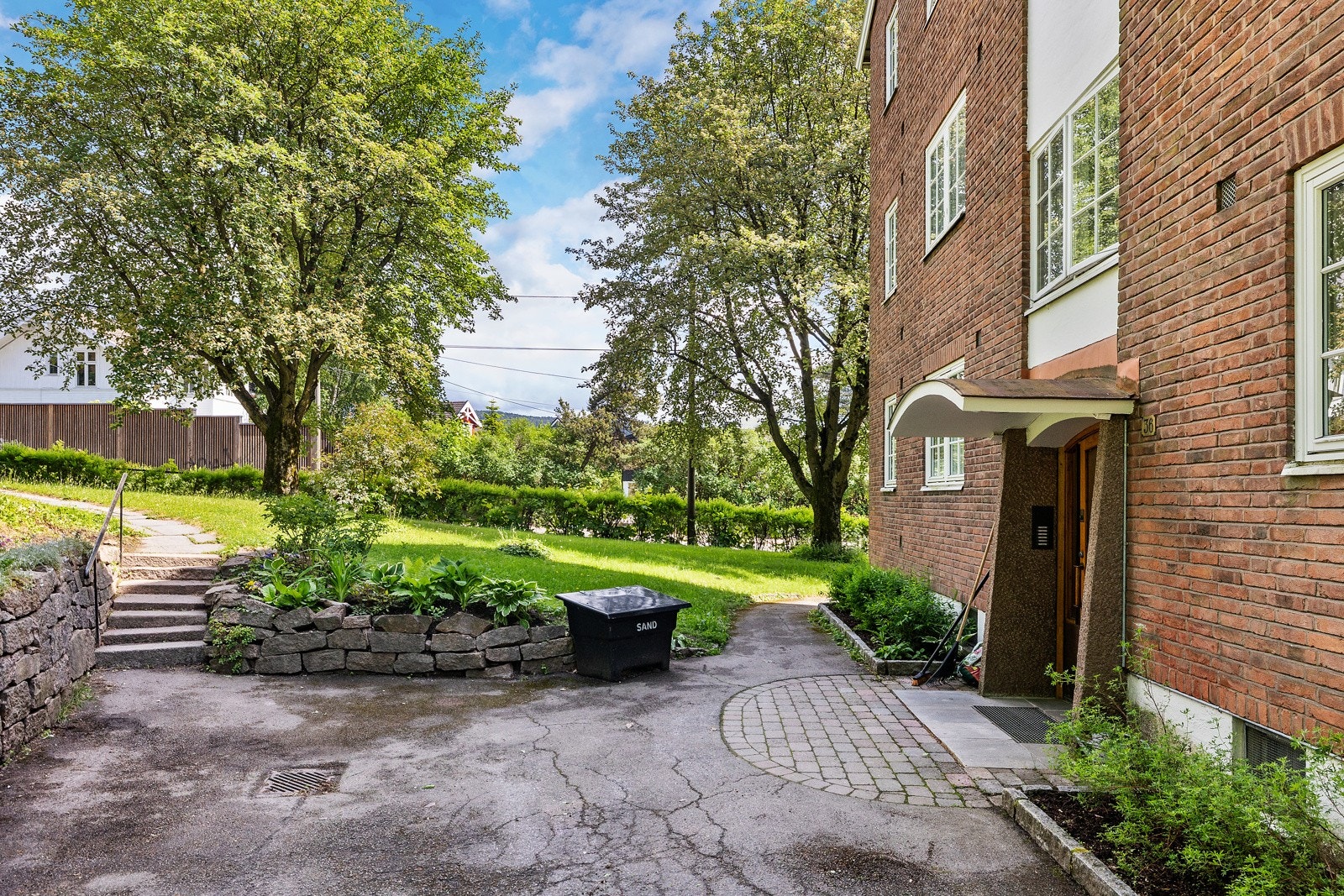 Leiligheten ligger i andre etasje av et sjarmerende mursteinsbygg fra 1949. Galleribilde