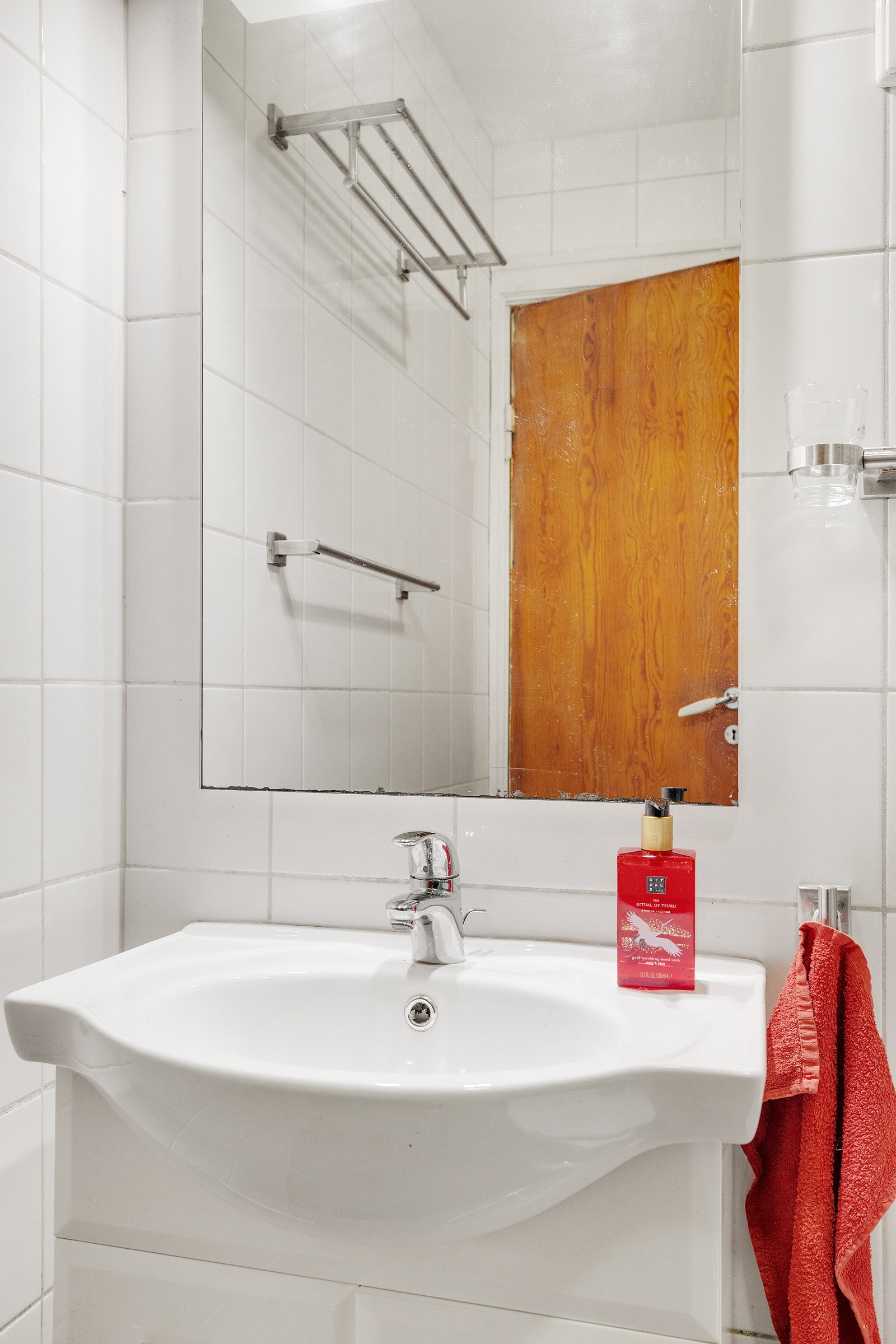 Baderomsinnredningen har benkeskap, heldekkende servant og speil med belysning. Galleribilde