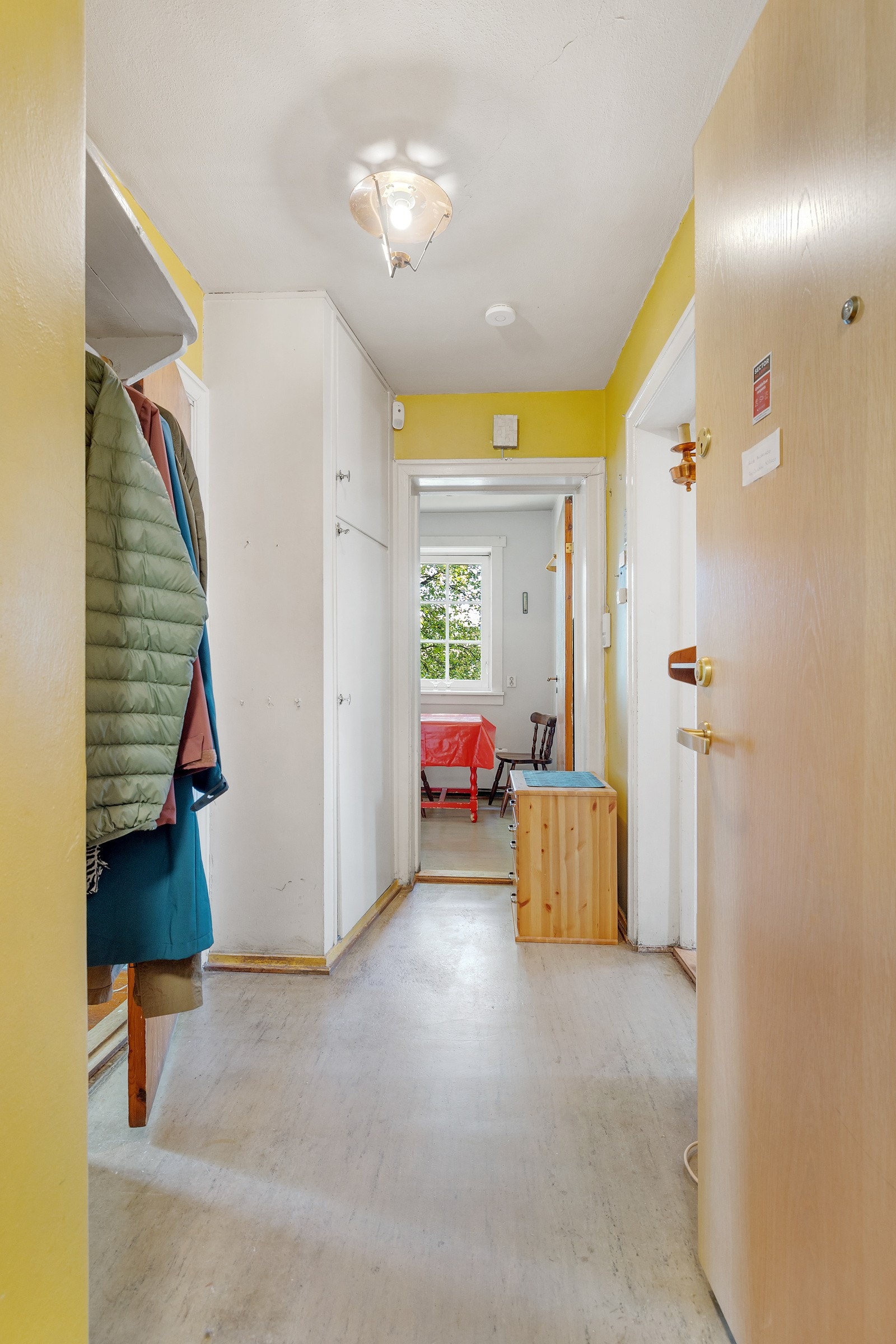 Entreen er forholdsvis romlig og har god plass til yttertøy og sko. Galleribilde