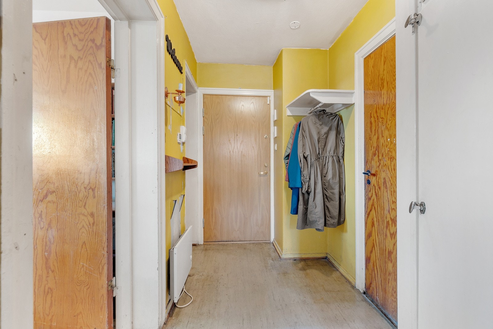 Det er plassbygde skap i entreen og på begge soverommene. Galleribilde