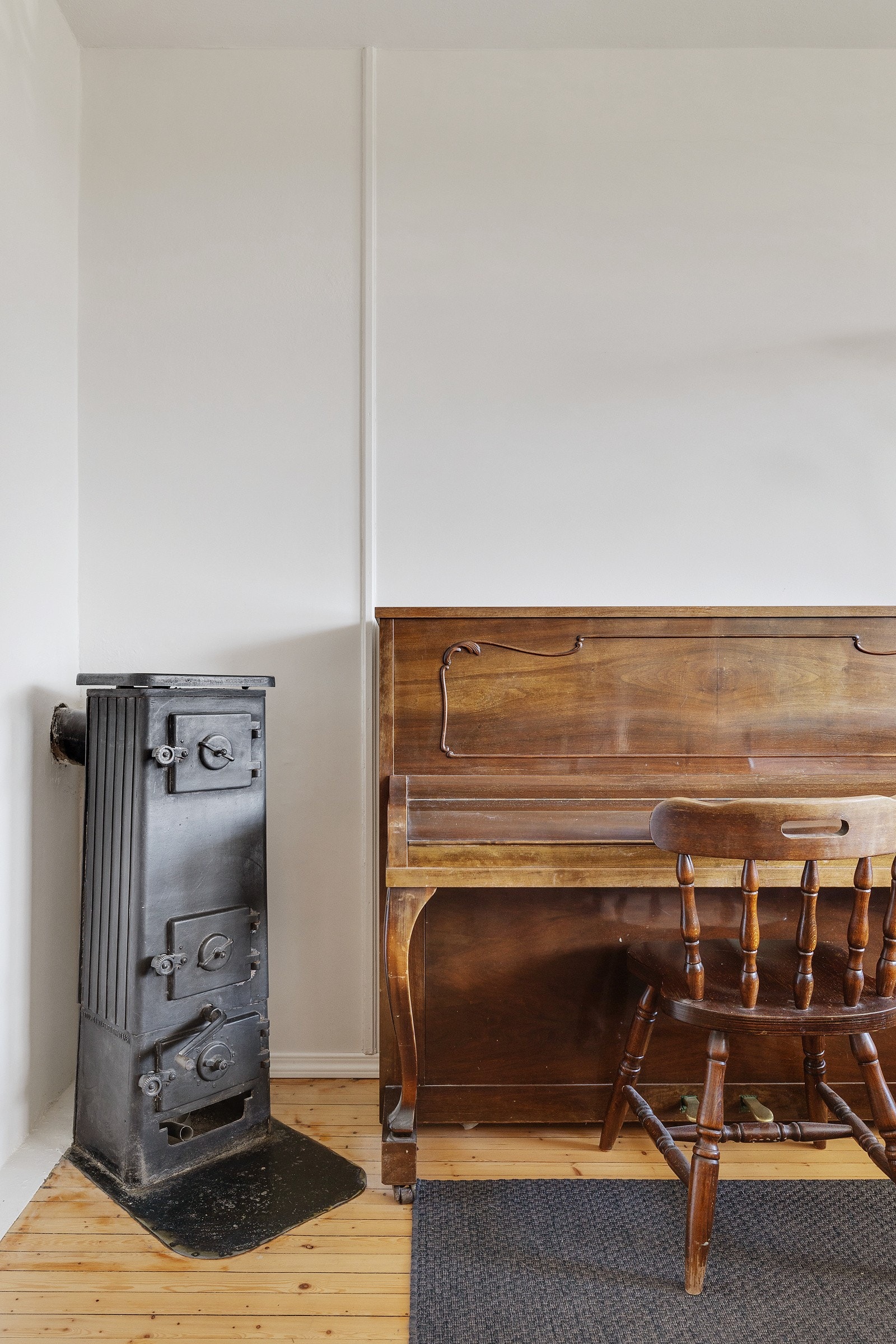 I hjørnet av stuen er det en sjarmerende vedovn som gir ekstra varme på kjølige dager. Galleribilde