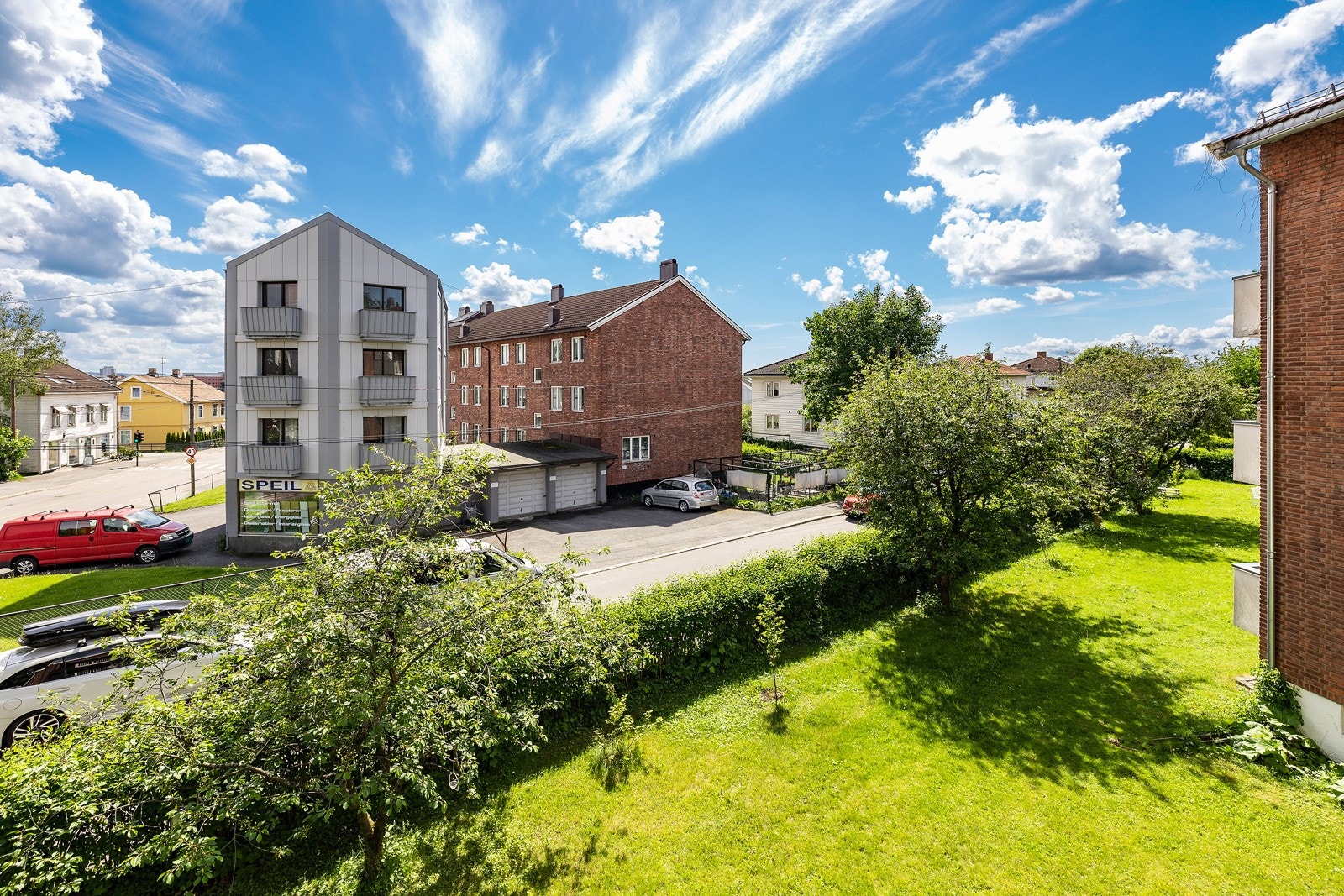 Fra balkongen er det fint utsyn mot det fine fellesarealet. Galleribilde