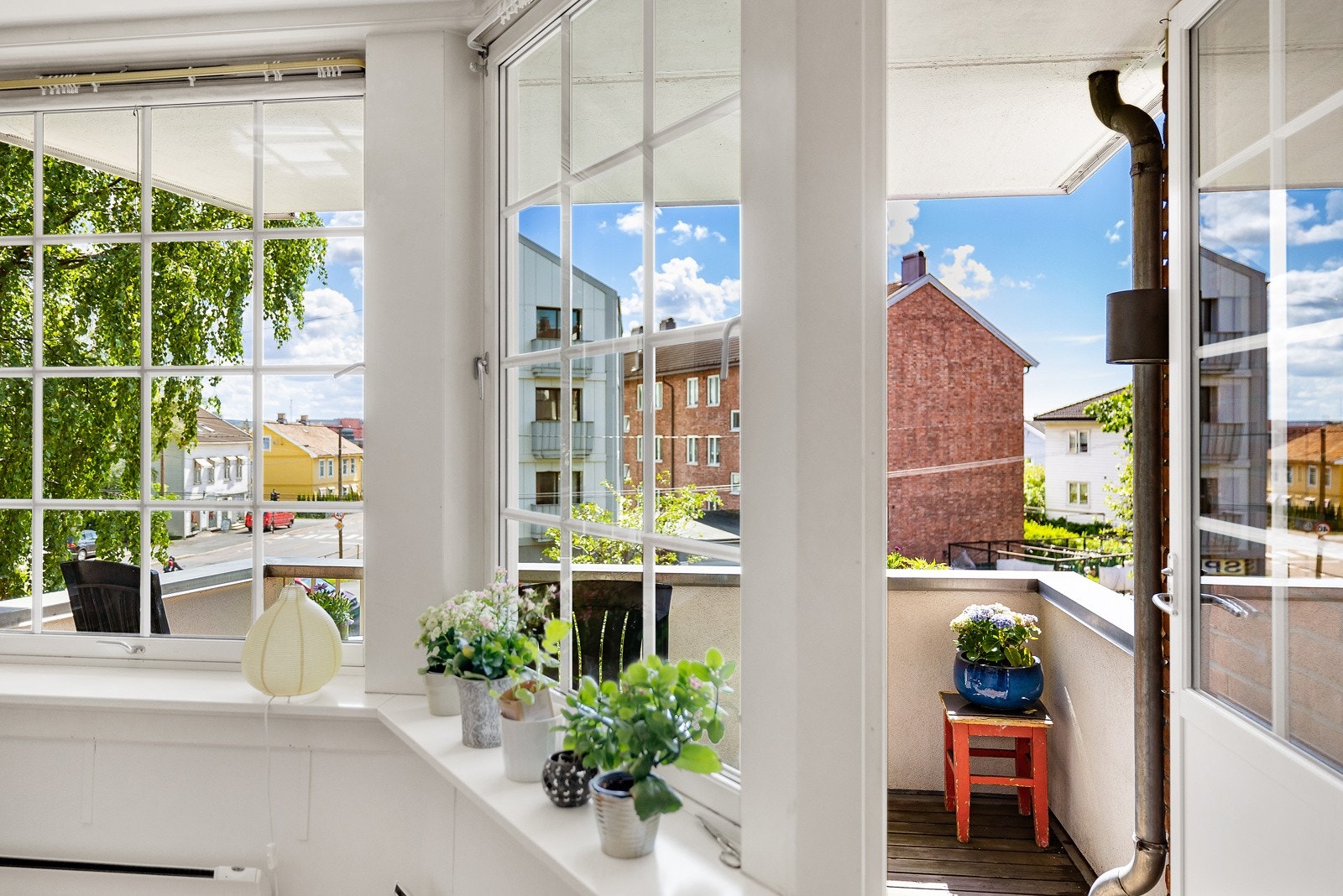 Balkongen utenfor stuen er på nær 7 kvm. Galleribilde