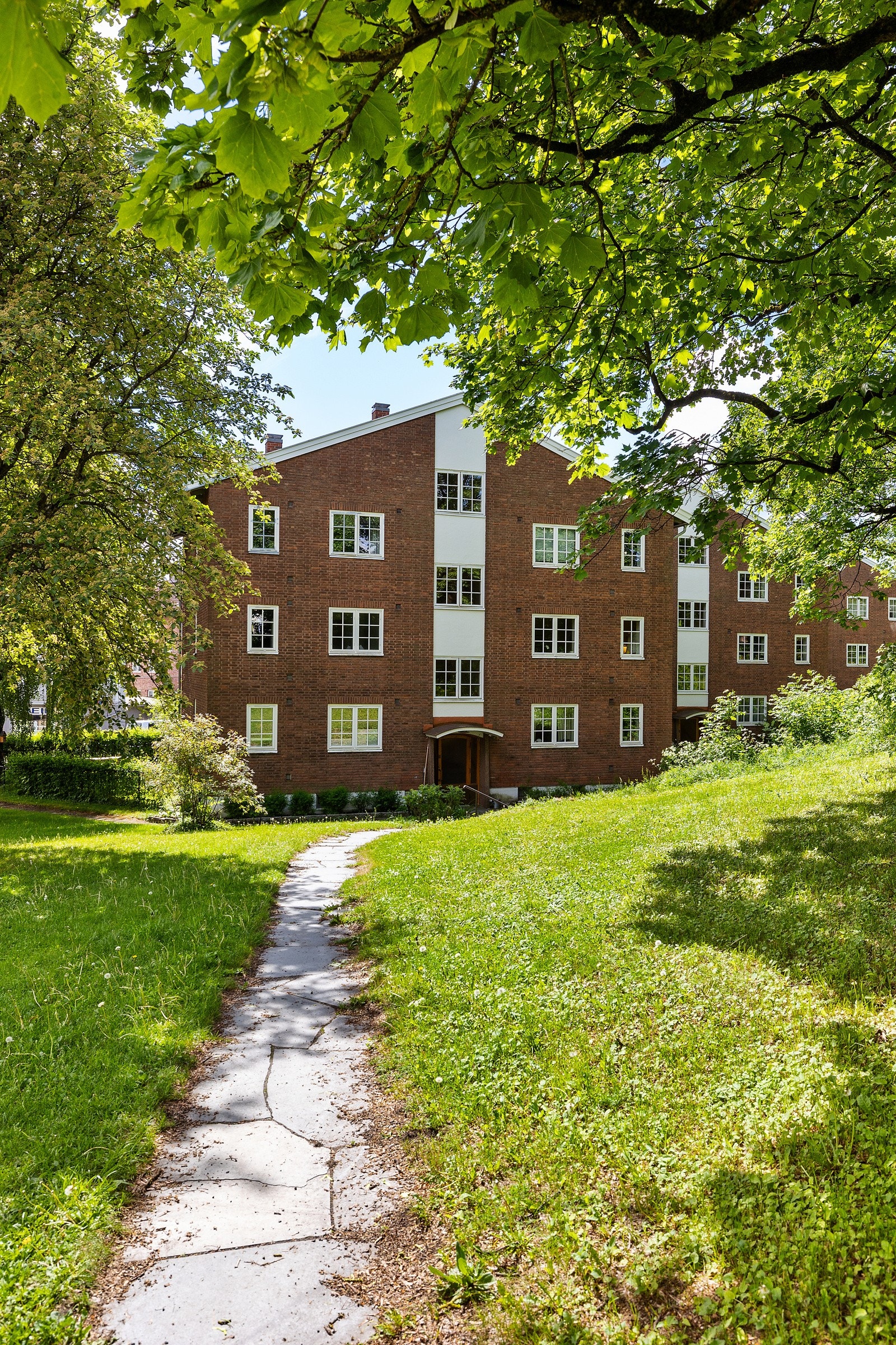 Fellesområdet er grønn idyll med store gressplener, hekker, trær, flotte staudebed og sittegrupper. Galleribilde