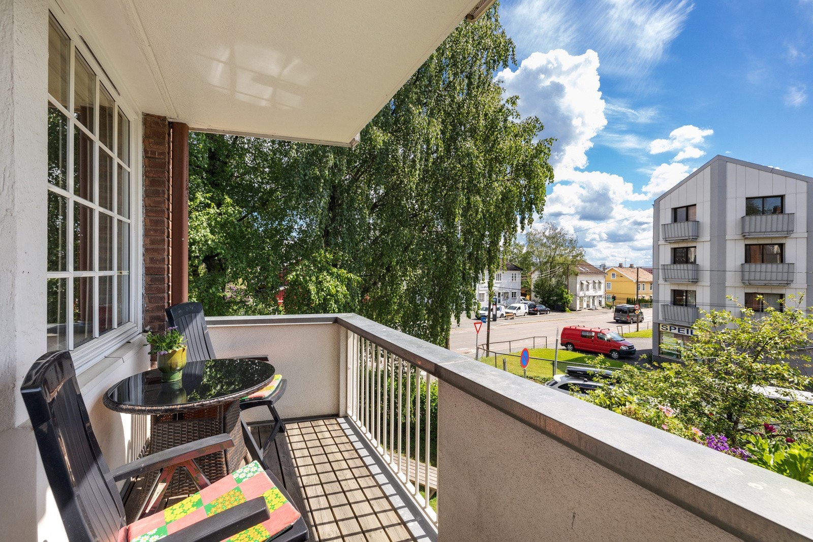 Arealet på balkongen er stort nok til to stoler, et bord og litt blomster om man vil. Galleribilde