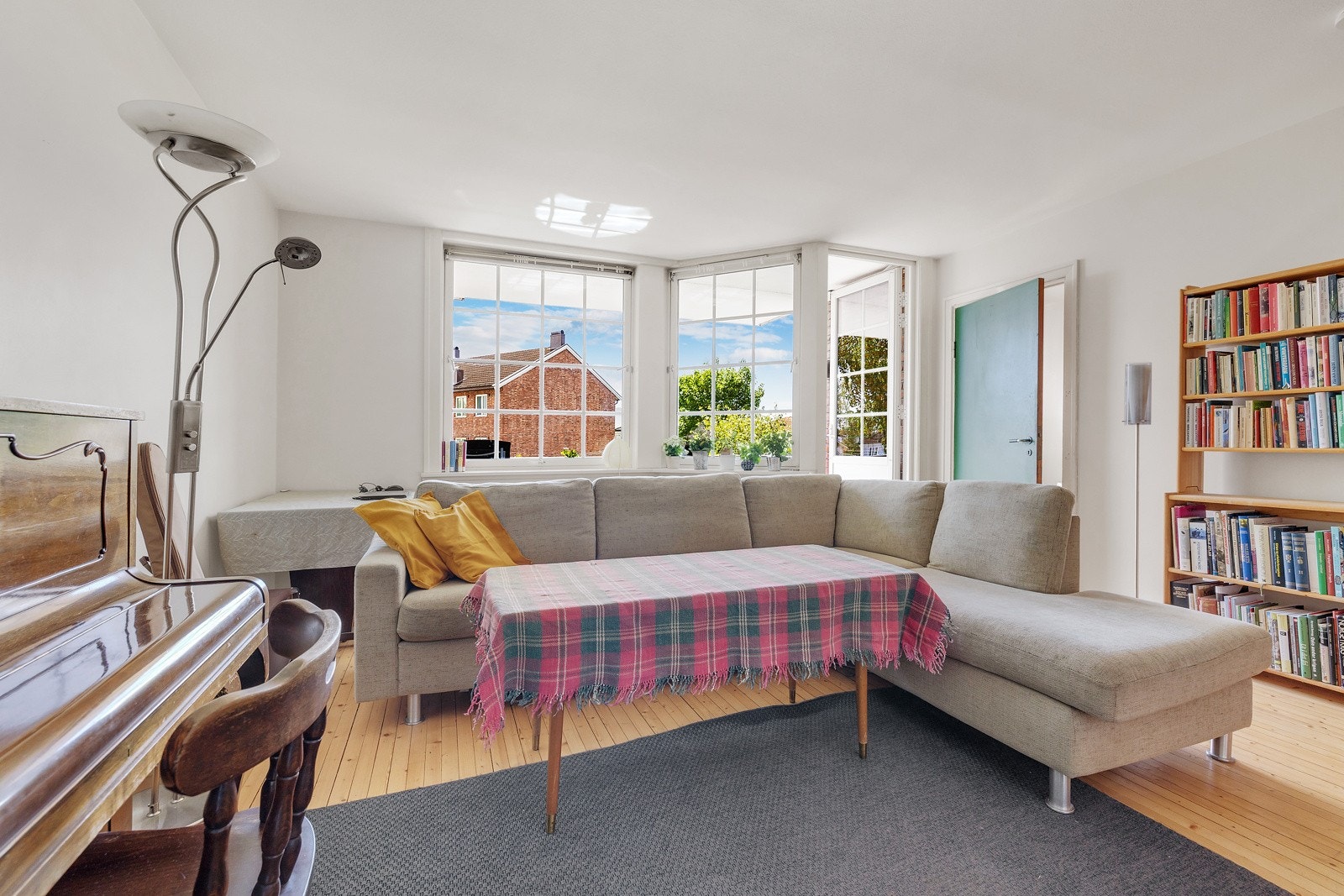 To sprossevinduer og en glassdør vender ut mot balkongen. Galleribilde