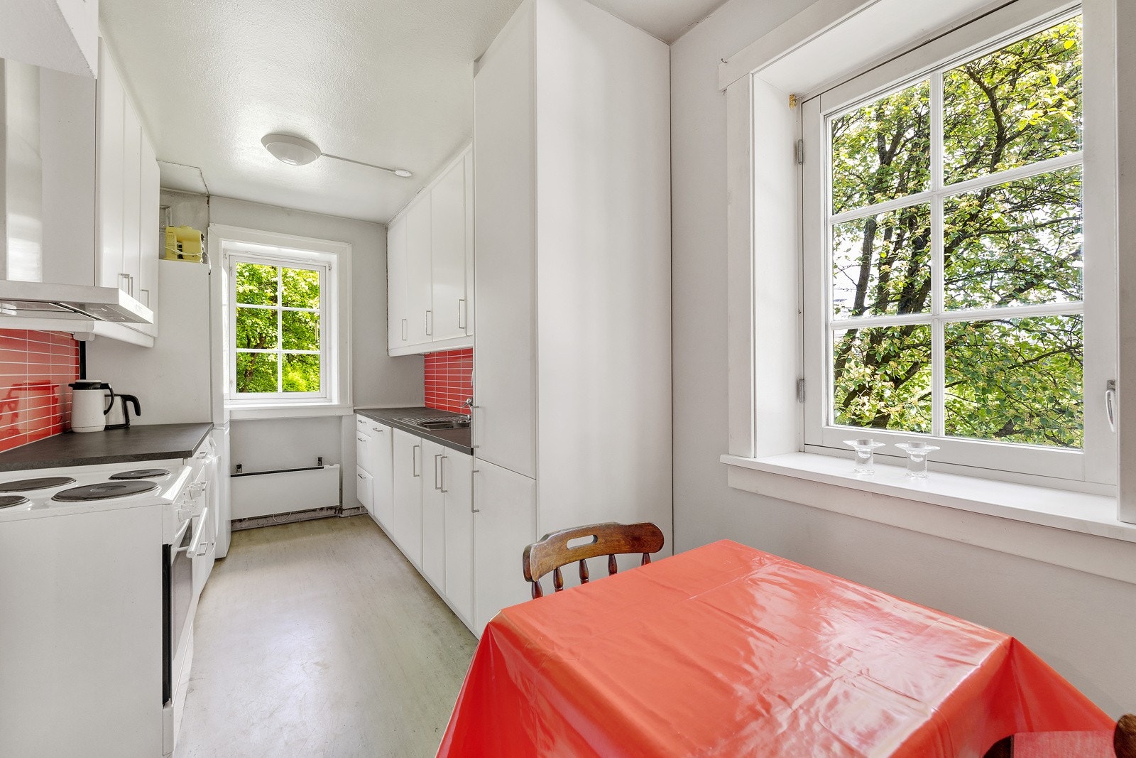 Kjøkkenet i leiligheten ligger adskilt og har fine lysforhold. Galleribilde