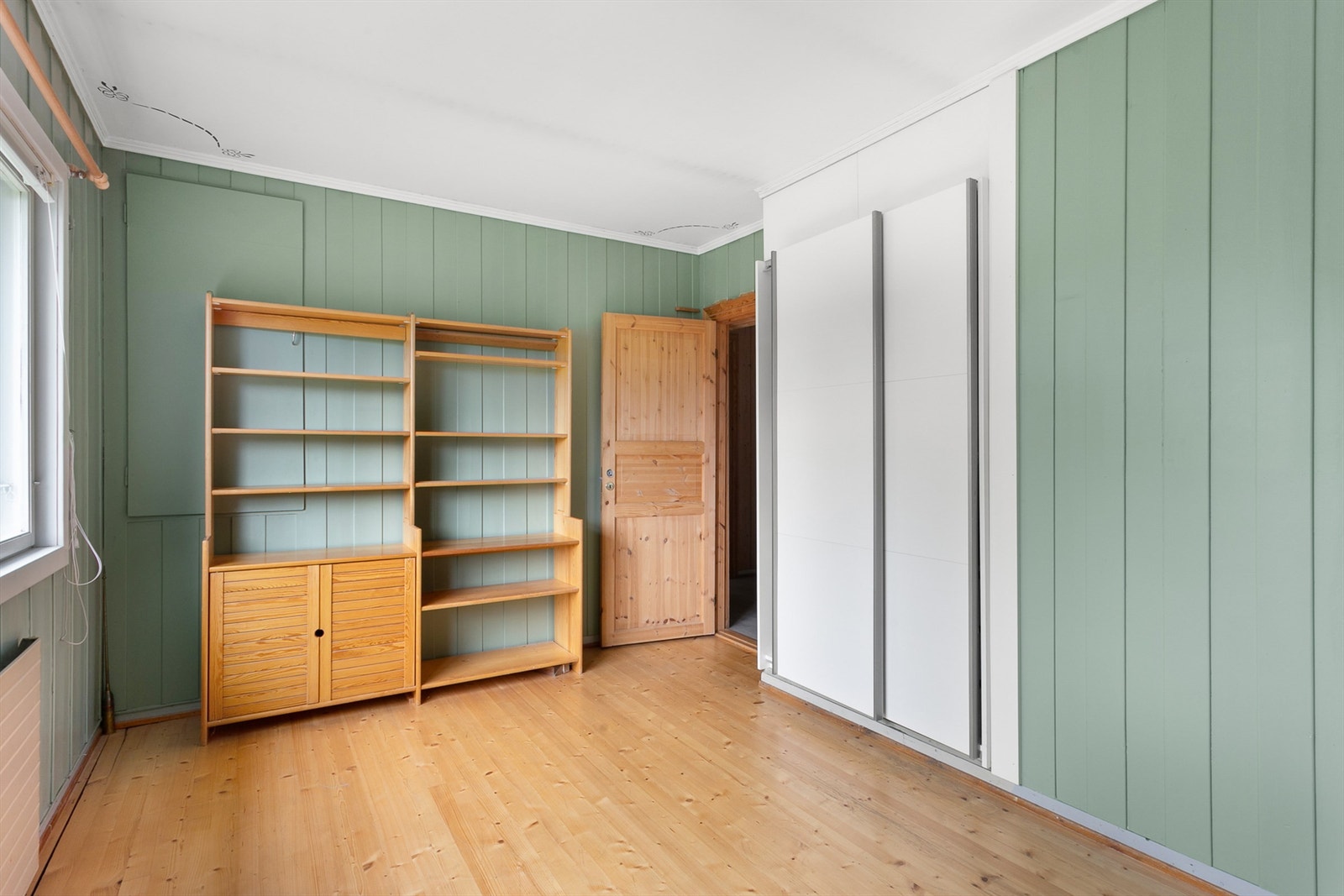 Soverom 1 har god plass til oppbevaring av tøy i skyvedørsgarderobe og evt. annet klesskap. Galleribilde