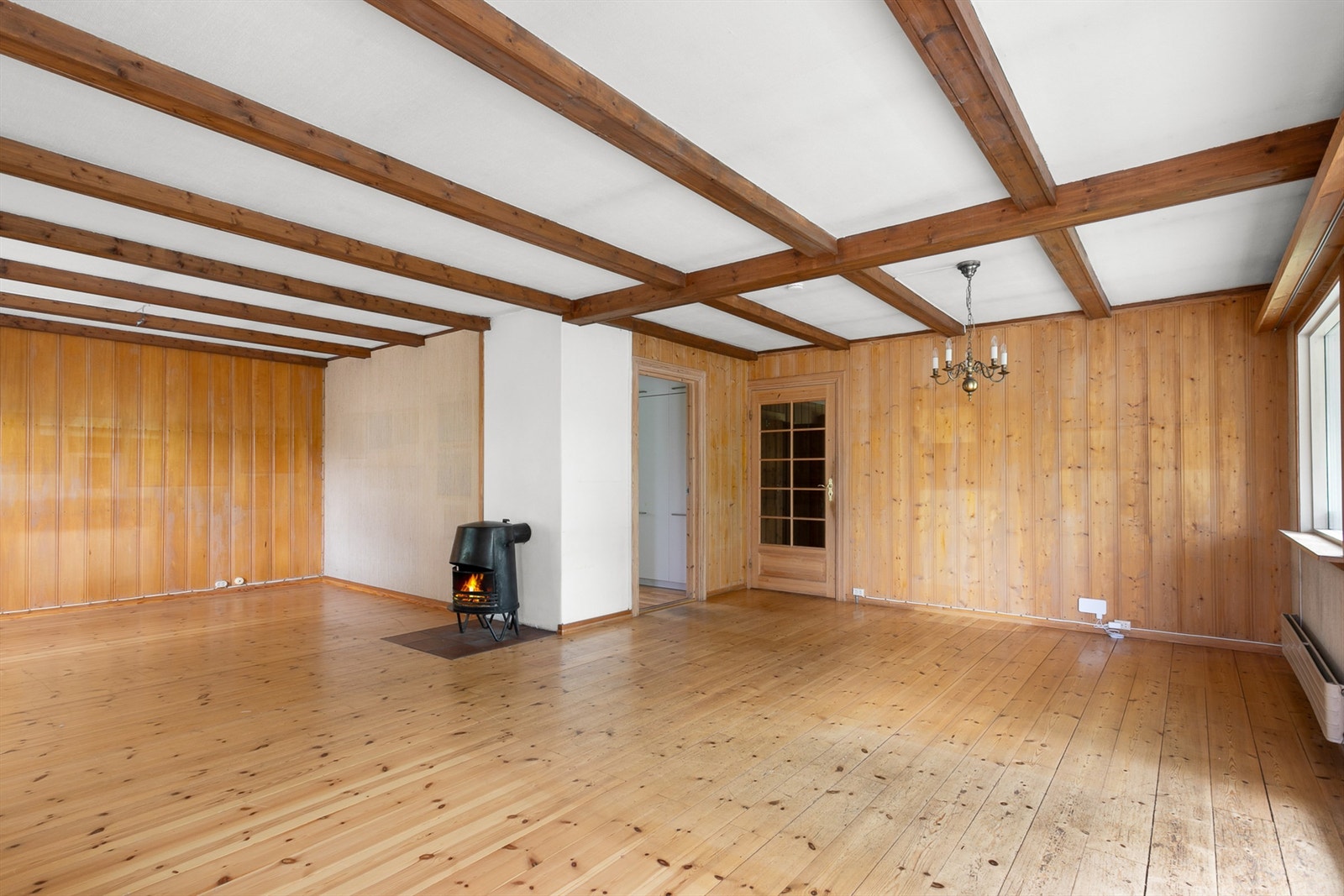 Åpen stueløsning gir fin mulighet for det man måtte ønske av møblement. Galleribilde