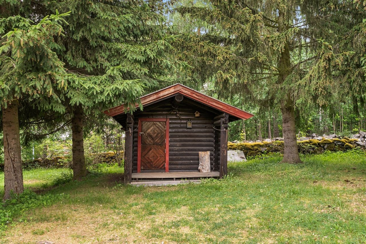 Koselig tømmerkoie liggende i hagen. Oppført i 1967 så vedlikehold og oppgraderinger må påregnes. Galleribilde