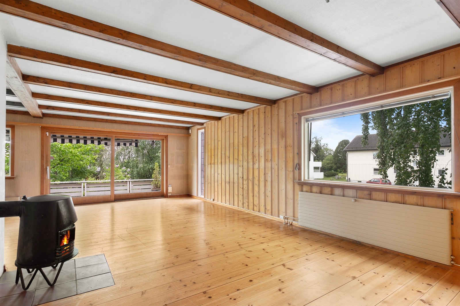 Stuen har store vindusflater som slipper inn godt med naturlig lys, og gir en god romfølelse. Galleribilde