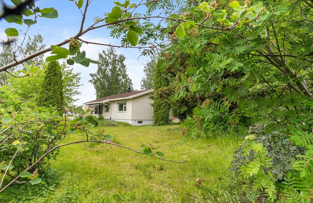 Tomten består av frodig grøntareal, og ligger i et rolig nabolag. Galleribilde