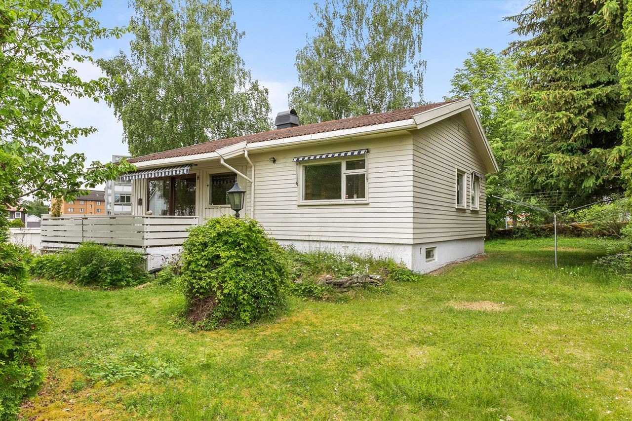 Eiendommen har umiddelbar nærhet til blant annet fotballbane, skole og dagligvarebutikk. Galleribilde