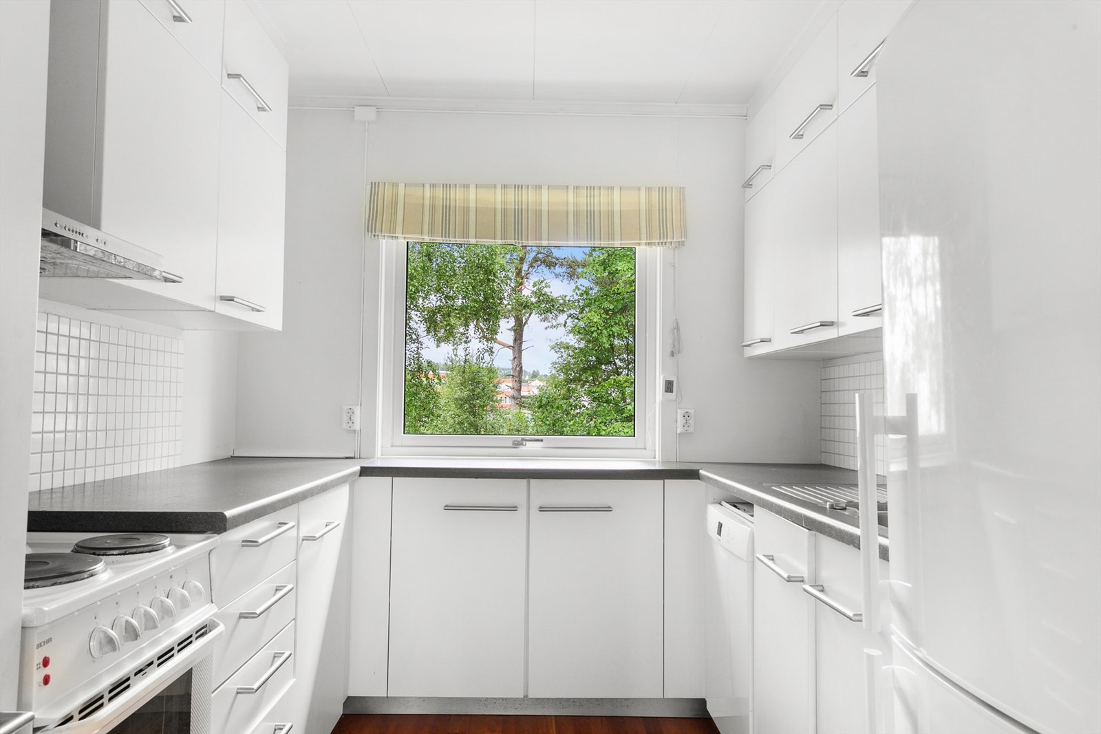 Lyst og trivelig kjøkken med vindu som slipper inn godt med naturlig lys. Galleribilde