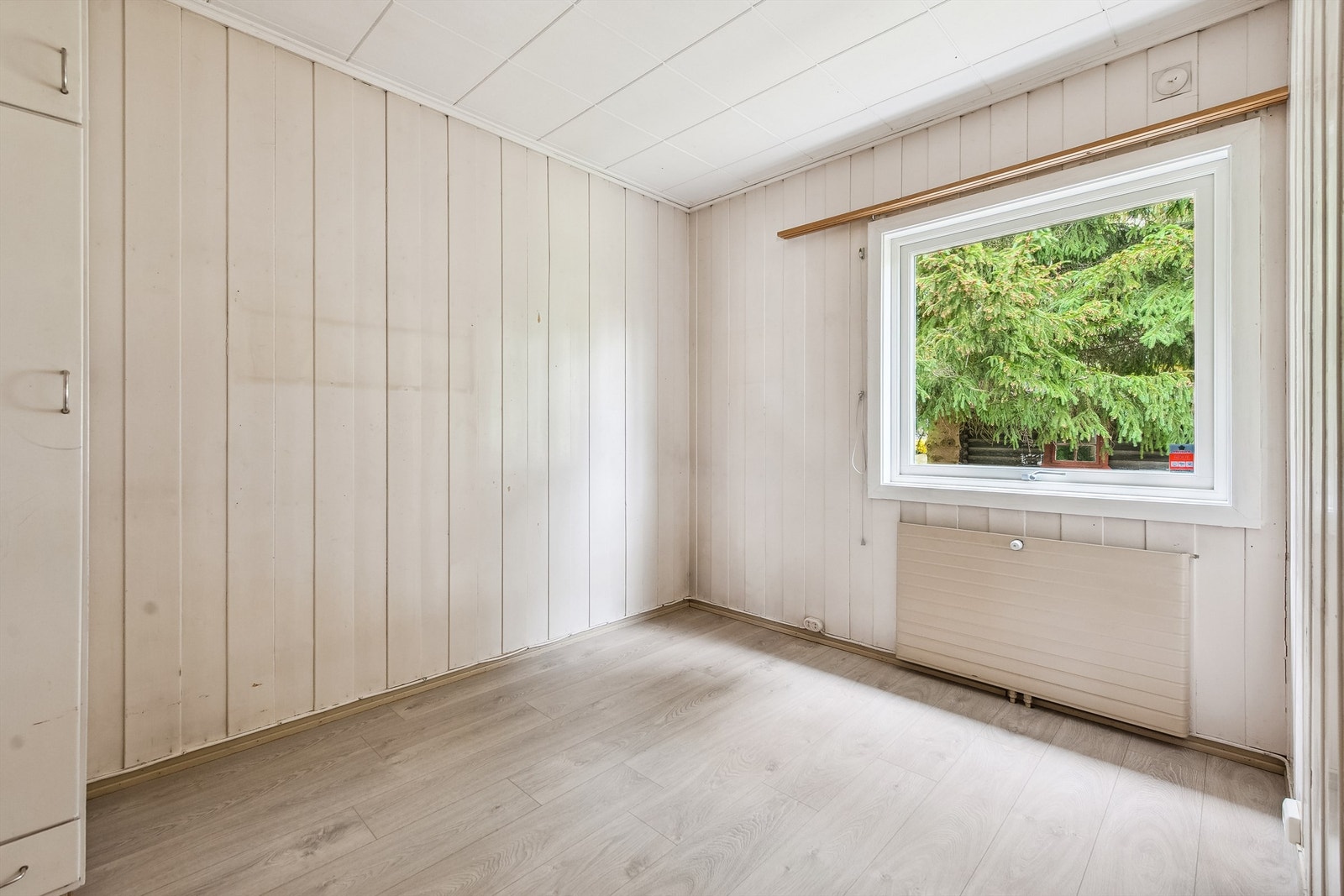 Plass til dobbeltseng og garderobeskap på soverom 2. Galleribilde