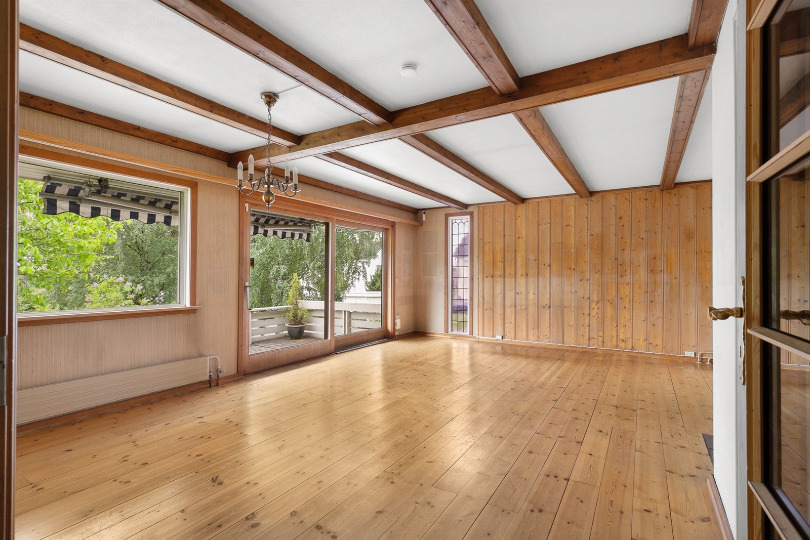 Utgang til terrassen gjennom heltre skyvedør. Galleribilde