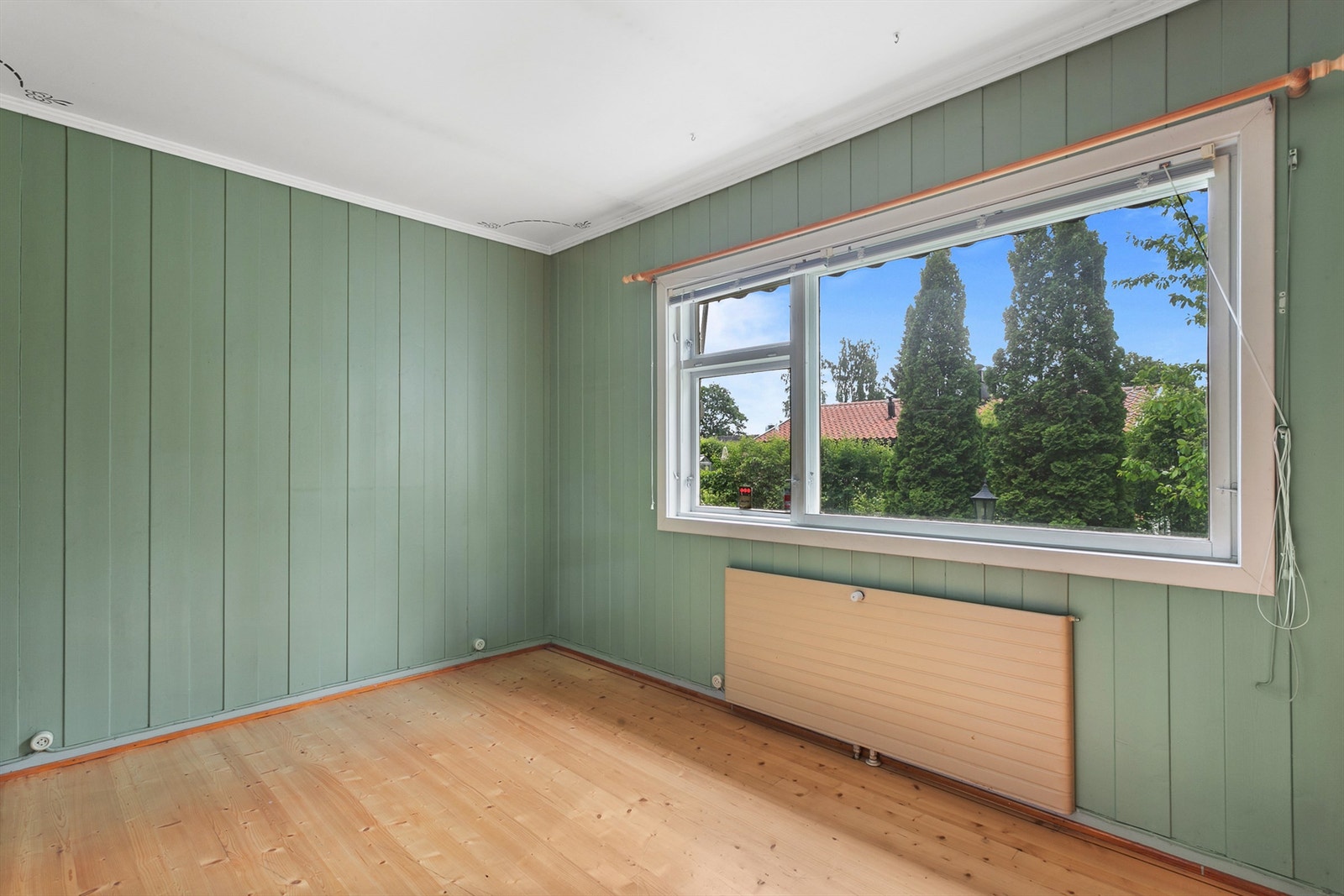 Soverom 1. De store vinduene gir rommet rikelig med dagslys. Galleribilde