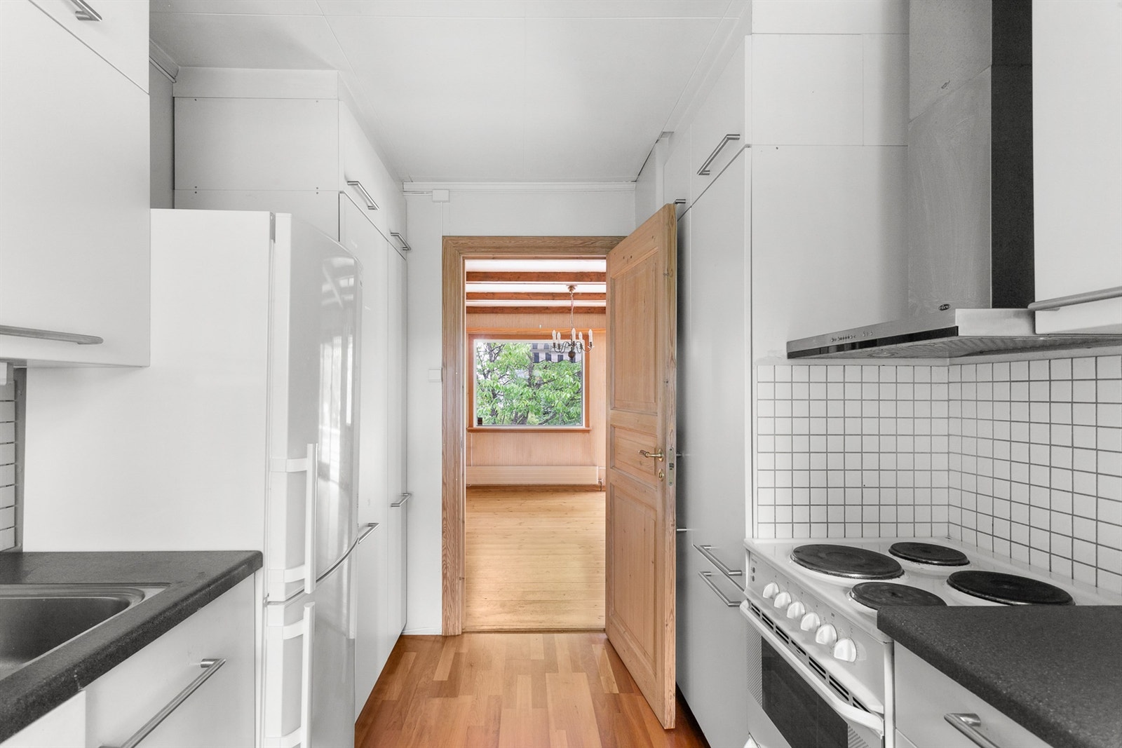 Det er plass til frittstående hvitevarer som komfyr, kjøleskap og oppvaskmaskin. Galleribilde