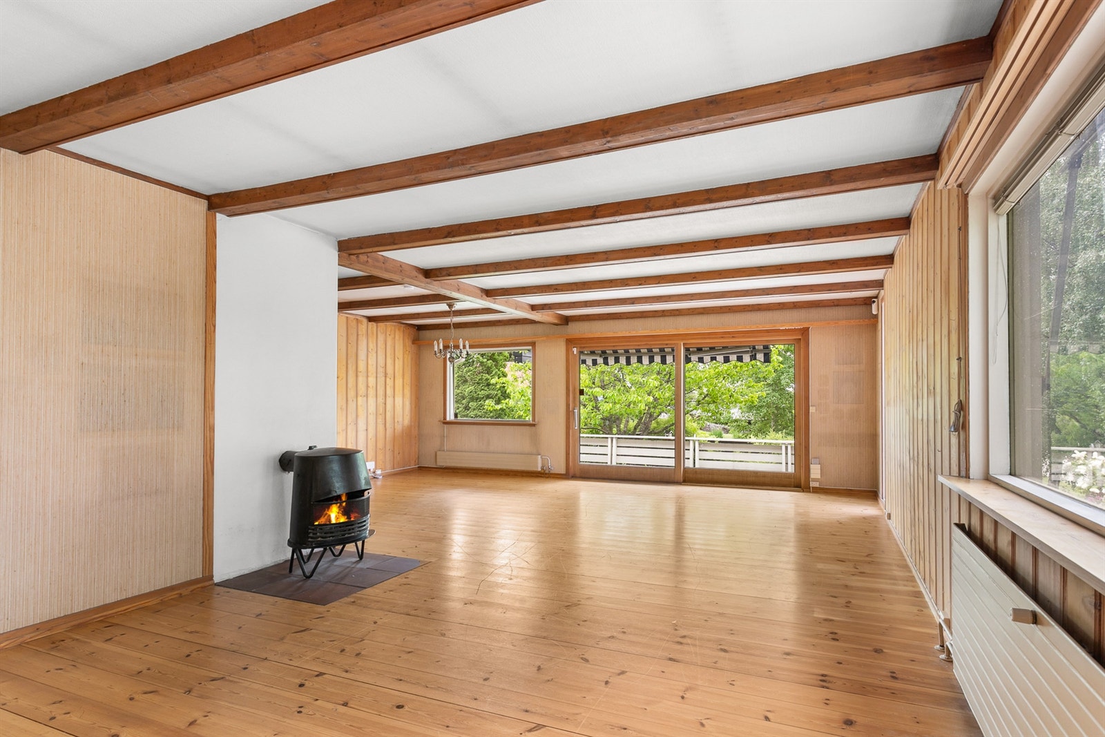 Romslig stue med vedovn fra Jøtul som skaper hyggelig atmosfære. Galleribilde