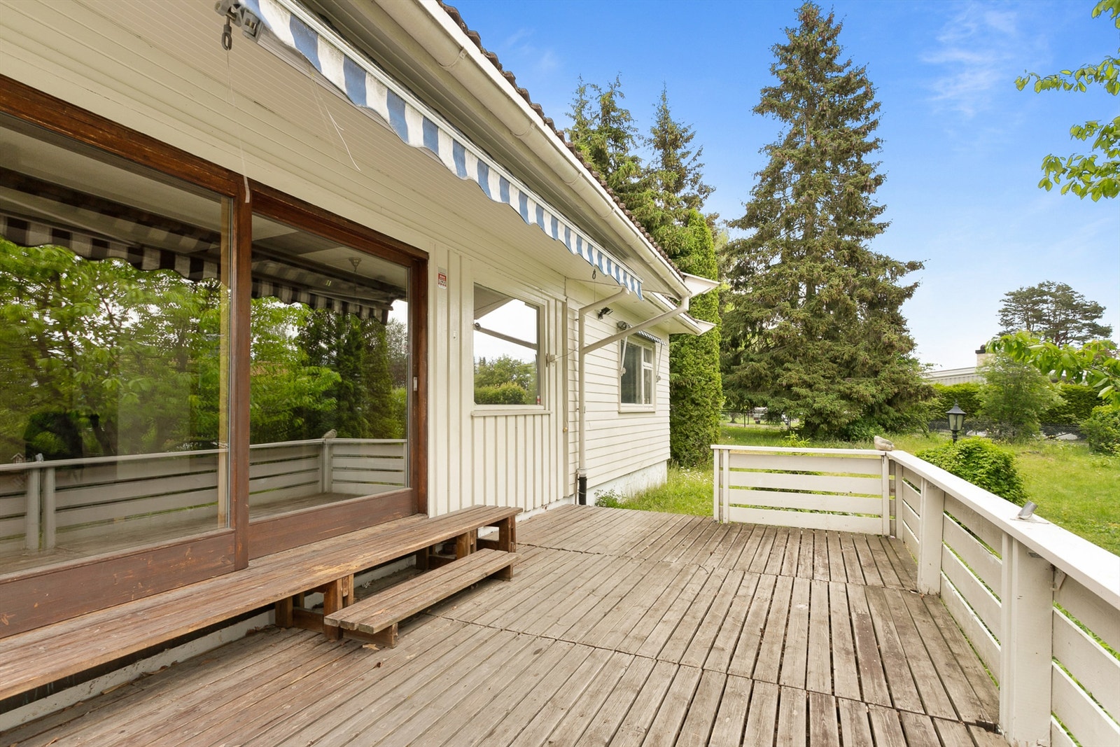 Den romslige terrassen har direkte utgang fra stuen gjennom skyvedør. Galleribilde