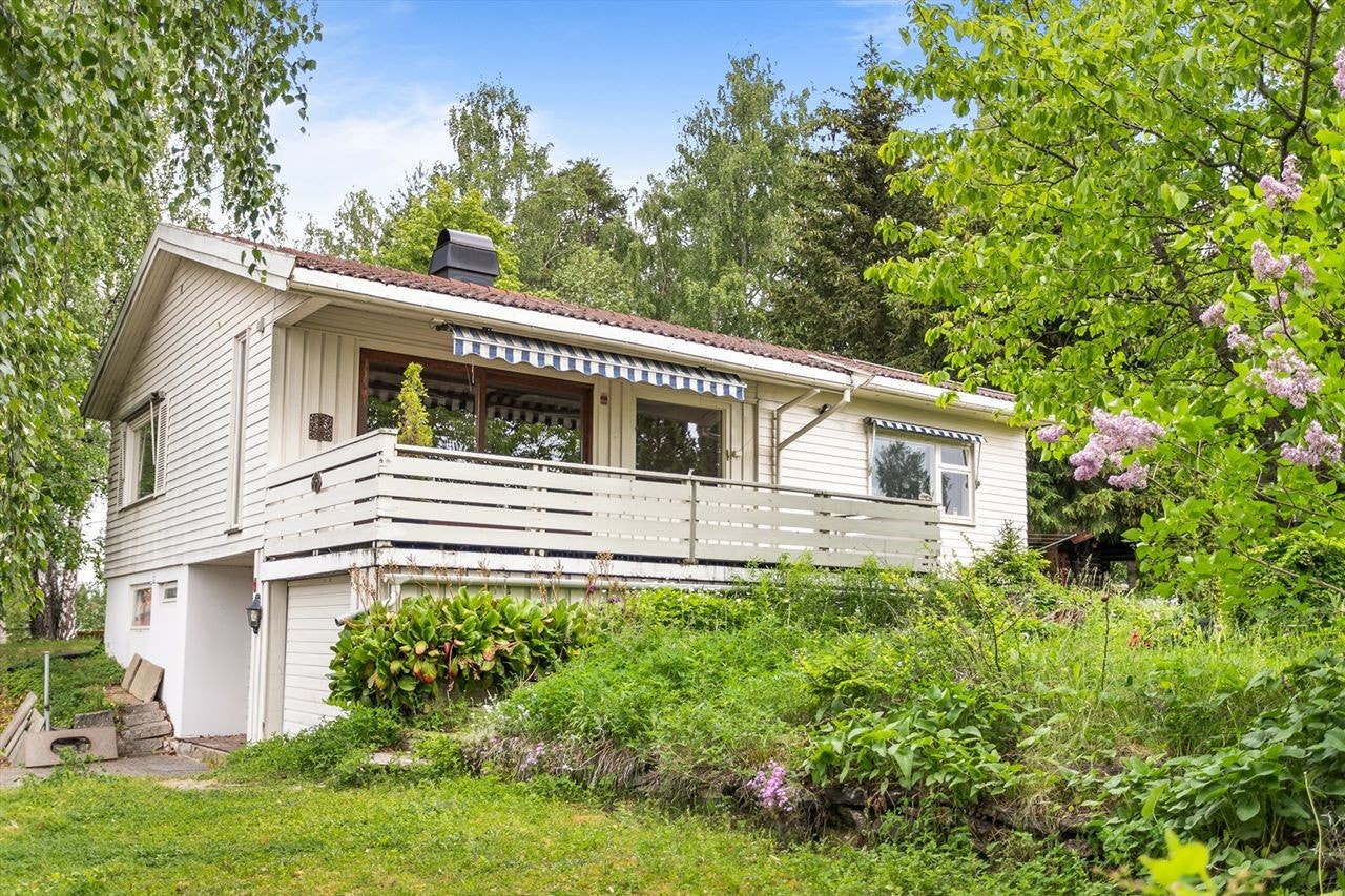 Velkommen til denne arkitekttegnet eneboligen i Børstadalleen 31! Galleribilde